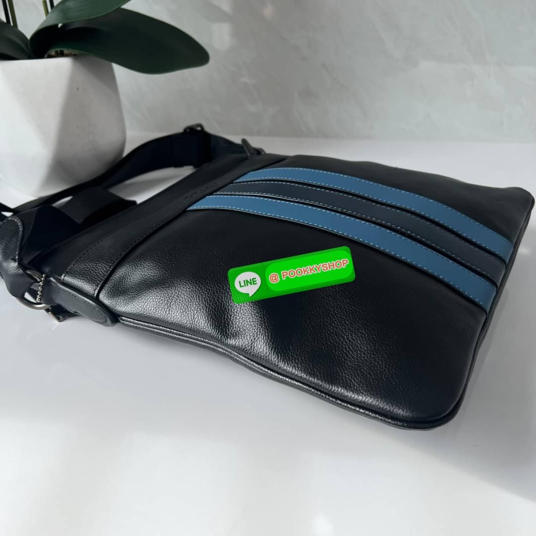 COACH F26068 CHARLES CROSSBODY IN SIGNATURE CANVAS WITH VARSITY STRIPE 🔖กระเป๋าสะพายและคอสบอดี้ โดดเด่นด้วยแทบตัดสีฟ้า 🔖วัสดุ:หนังแคนวาสตัดหนังแท้ 🔖เปิด-ปิดด้วยซิป ภายในมีช่องลับ 2 ช่อง มีช่องซิปแยก 🔖สายสะพายสามารถปรับระดับ