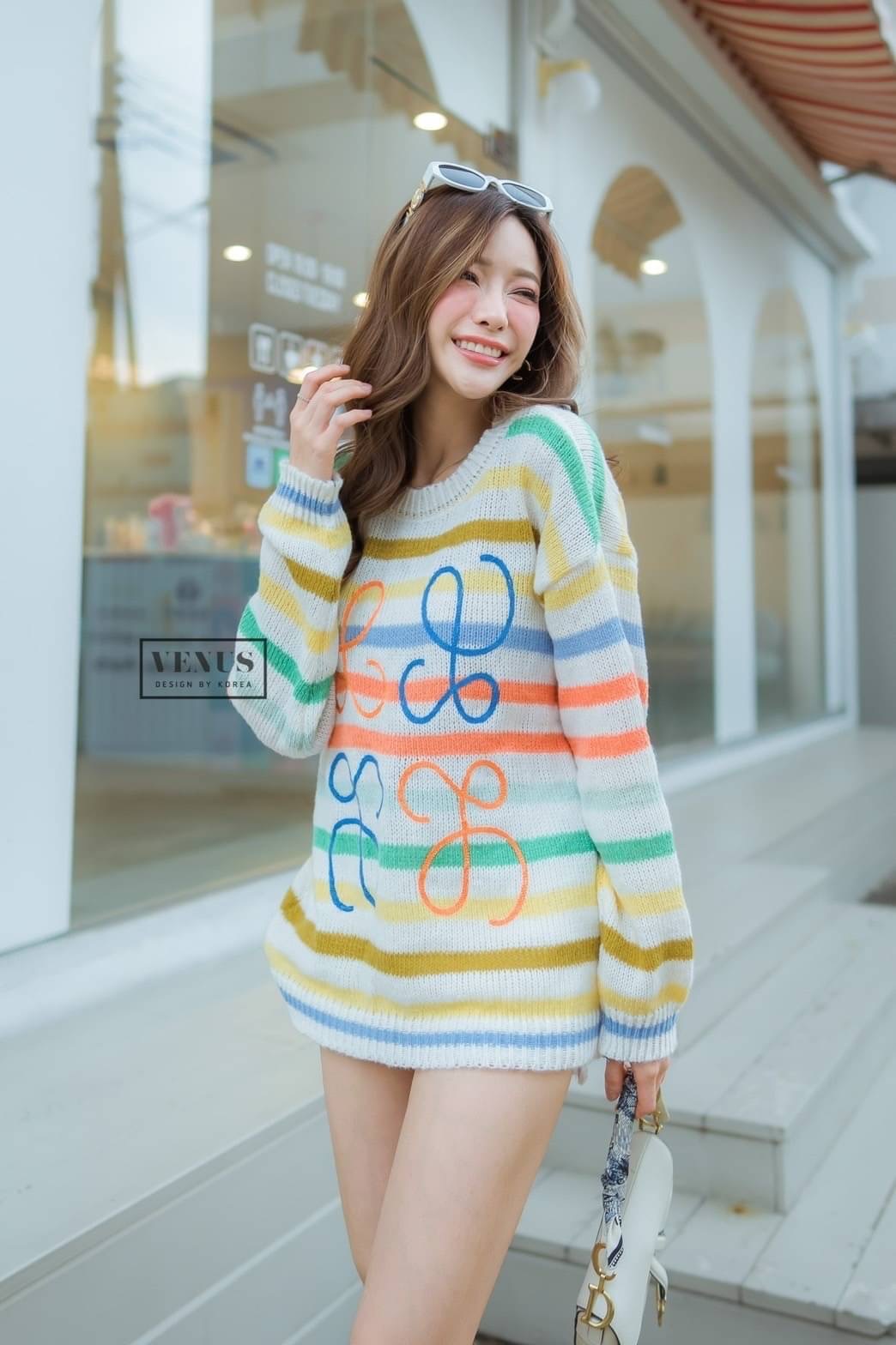 I'm Lady By Venus เสื้อแขนยาวผ้าทอนุ่ม งานถักน่ารักมากๆนะคะ คัลเลอร์ฟลูเก๋มากๆนะคะ เดินเส้นตัวอักษรตามแบบฉบับแบรนด์ดัง แม๊ทกับกางเกงขาสั้นก็น่ารักคะ