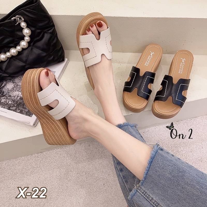 New in รองเท้าส้นตึกหน้าตัวH ทรงน่ารัก งานจริงใส่สวยมากค่ะพื้นนิ่ม มีกันลื่น น้ำหนักเบานิ่มใส่สบาย ทรงนี้งานมีหลายเกรด ของเราวัสดุที่ใช้เป็นวัสดุเกรดคุณภาพทั้งหมด ของมาน้อยรีบจองด่วนๆค่ะ