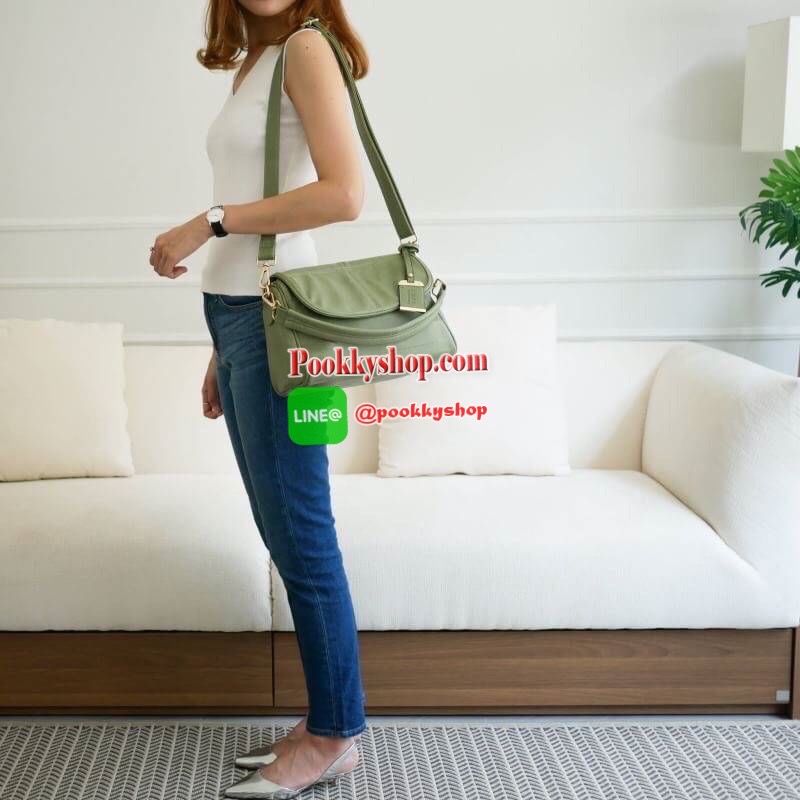 LUXE อีกหนึ่งรุ่นที่ขายดีมากๆ กับช่องการใช้งานที่รับรองว่าถูกใจค่ะ Regular city bag มาพร้อมสายสะพาย 2 เส้น สายสั้นบุนุ่มไหล่ สะพายแล้วไม่ปวด สายยาวปรับระดับได้ มาพร้อมช่องใช้งานที่จัดระเบียบของอย่างดี หนังเป็นทรงตั้งได้