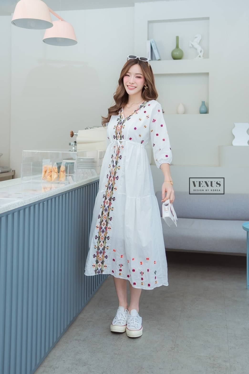 I'm Lady By Venus Bohemain Maxidress แม๊กซี่เดรสปักลายตามแบบฉบับโบฮีเมี่ยน งานสวยเวอร์วังมากๆนะคะ ช่วงเอวสามารถรูดได้คะเก๋สุดๆคะ แม๊ทกับรองเท้าผ้าใบก็สวยเป๊ะคะ