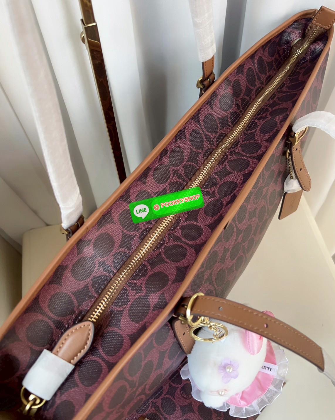 📸NEW ARRIVAL!🎉🎉 พร้อมสีใหม่ล่าสุด (อาจจะยังไม่มีในไทย) สาวๆที่ชอบใบใหญ่ใส่จุ รุ่นนี้คือคำตอบที่ดีที่สุดเลยค่าา👏 Coach Taxi Tote Bag In Signature Canvas 📌ฟรีน้องKitty สุดน่ารัก ตามรูปให้หนึ่งตัวค่า‼️