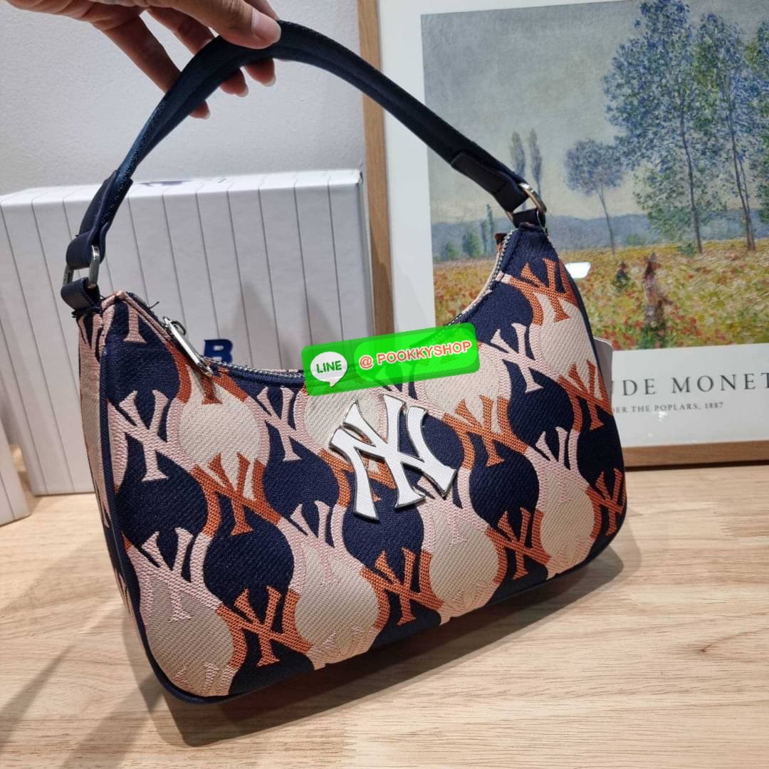 MLB MONOGRAM HOBO BAG สวยไม่ซ้ำ ใหม่ก่อนใคร กับแบรนด์จากเกาหลีเกาใจ น้องใหม่มาแรง!! กับกระเป๋าทรงพอช ที่ใช้งานได้ง่ายมากๆ ขนาดกำลังดี ดีไซน์ลวดลายโมโนแกรมเอกลักษณ์ ลงบนผ้า jacquard ได้อย่างลงตัวและสวยงาม มาพร้อมสายคล้องในตัว และสายครอสแบบสปอร์ต ทนทาน จึงส