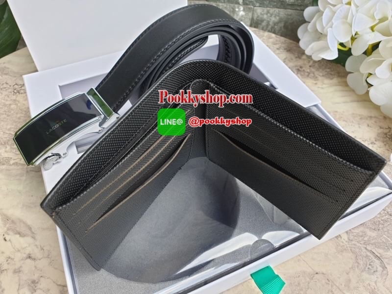 ลาคอส CLASSIC PETIT PIQUE Belt & Wallet Set !!! ซื้อ1ได้ถึง 2 ใบ เซตสุดคุ้ม!! มาพร้อมกล่องสุดหรู กระเป๋าเงินใบสั้นพับสองตอน ลายเปอติปิเก้ มีช่องใส่การ์ด ช่องใส่ธนบัตร บุซับในด้วยผ้าคอตตอน และ ด้านอกวัสดุ Pvc ลายเปอติปิเก้แต่งกระเป๋าด้านนอกกระเป๋า เข็มขั