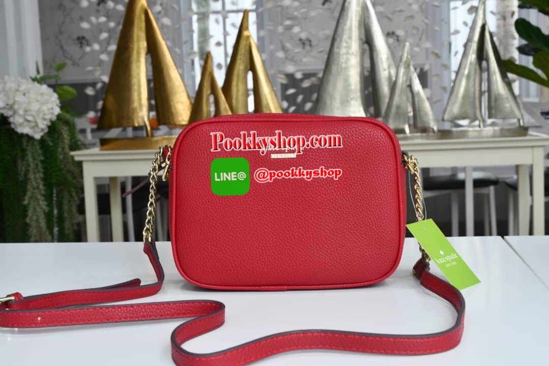 Kate spade New York mini shoulder bag กระเป๋าถือหรือสะพายหนังนิ่ม สวยอยู่ทรง ด้านหน้าประดับโลโก้แบรนด์ อะไหล่ทองหรูหรา น้ำหนักเบา ภายนอก มี2ช่องซิป แยกเป็นสัดส่วน ภายในมีช่องซิป 1 ช่อง และช่องใส่ของจุกจิก 1ช่อง จุของได้เยอะ สายสะพายปรับระดับได้ สะพายข้างห