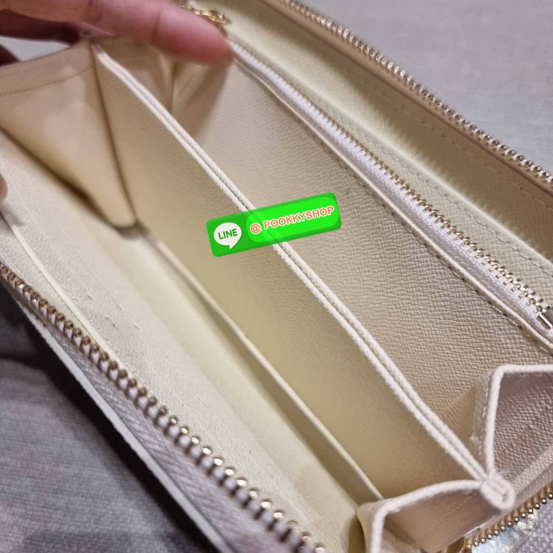 NEW IN!! LV long zip wallet with gwp กระเป๋าสตางค์พรีเมี่ยมกิ๊ฟ ดีไซน์ล่าสุด หวานๆสวยๆ น่าใช้มาก ใบยาวขนาดกำลังเหมาะมือ ถือแล้วขับผิว โดดเด่นด้วยสไตล์การไล่เฉดสีโทนละมุน ดูโดดเด่นไม่เหมือนใคร วัสดุหนังแคนวาส ทนทาน เปิด-ปิดด้วยซิปรอบ ภายในมีช่องใส่บัตรเยอะ