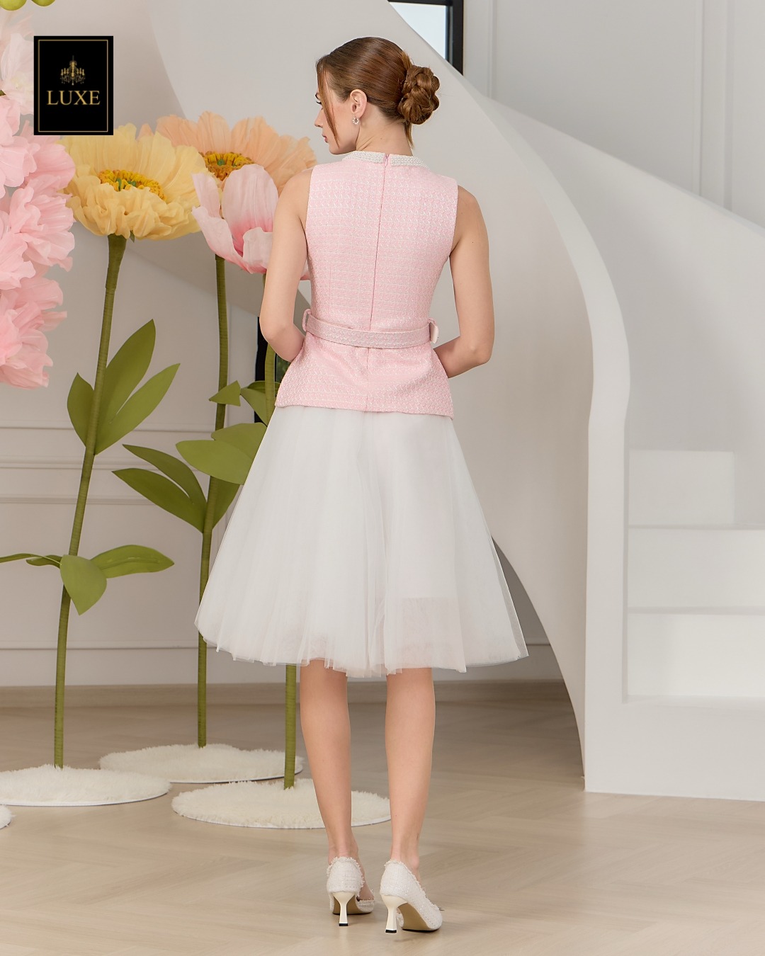 เสื้อแฟชั่น เสื้อแขนกุด ทรงเข้ารูป ชายเสื้อยาวปิดสะโพก มาพร้อมเข็มขัดผ้าในตัว