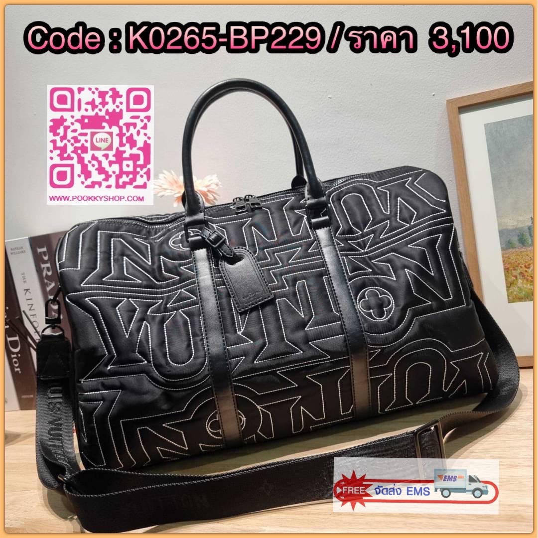 NEW IN LV KEEPALL SNOW BAG ใหม่ล่าสุดกับเวอร์ชั่นใหม่ สไตล์สปอร์ต กระเป๋าเดินทางสุดคลาสสิค ทึ่ใครๆก็เฝ้ารอ ไอเท็มที่จะทำให้การเดินทางไม่ธรรมดาอีกต่อไป ด้วยดีเทลความเป็นเอกลักษณ์ เรียบแต่หรู ดีไซน์ลายปักความเป็นเอกลักษณ์ผสาน ลวดลายโมโนแกรมฟลาวเวอร์ ลงบนผ้า