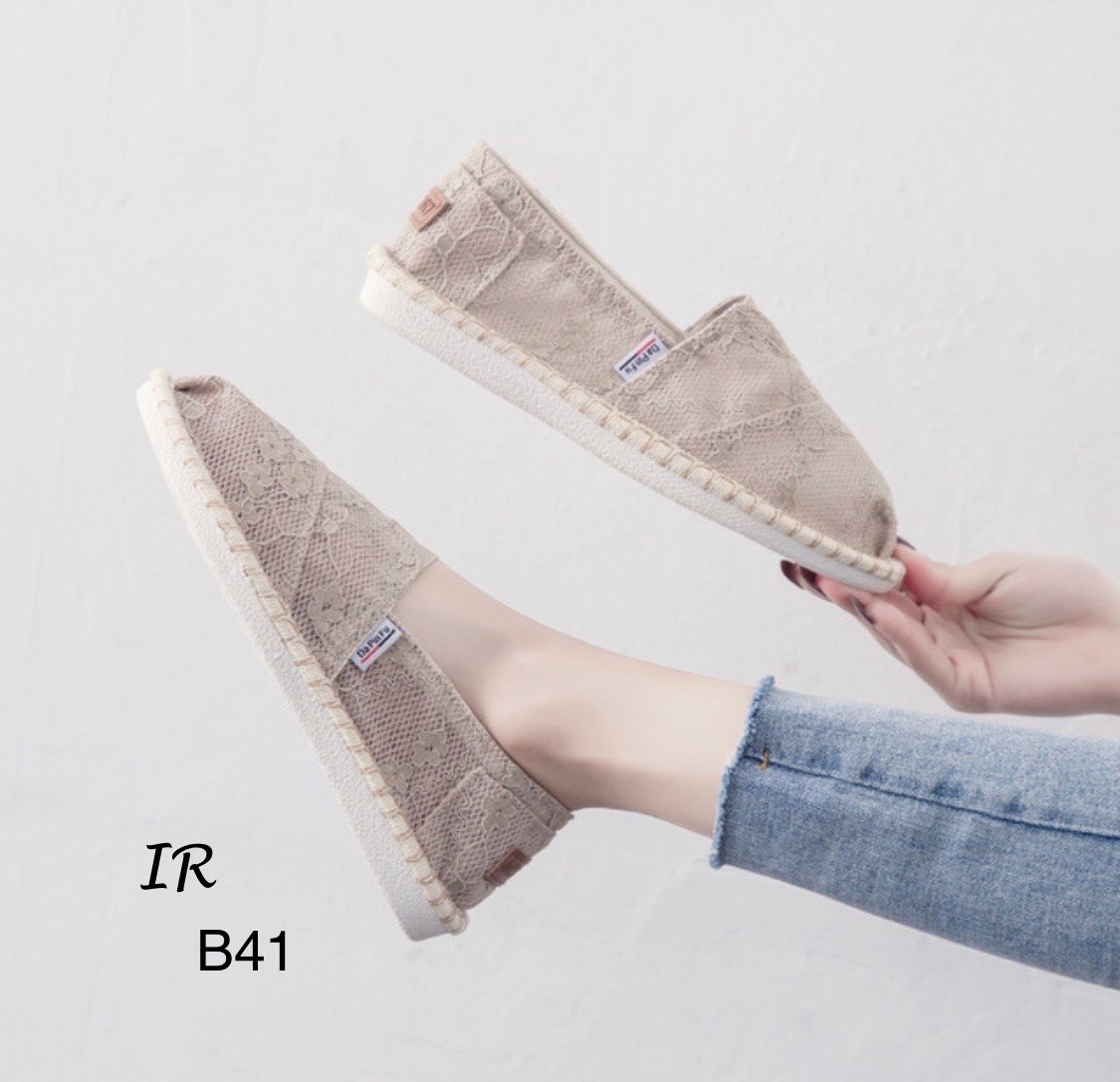 แบบขายดี!!! พร้อมส่ง สินค้านำเข้า เสริมความเก๋ให้ลุคส์ขอบคุณ ด้วยผ้าใบลูกไม้นิ่มลายดอกให้ลุคมอนิมอลสุดชิค พื้นเชือกปอนวมนิ่ม ส้นกันลื่น สายคาเฟ่จ้องจัดเลยนะคะ รุ่นนี้ดีงามจ้า