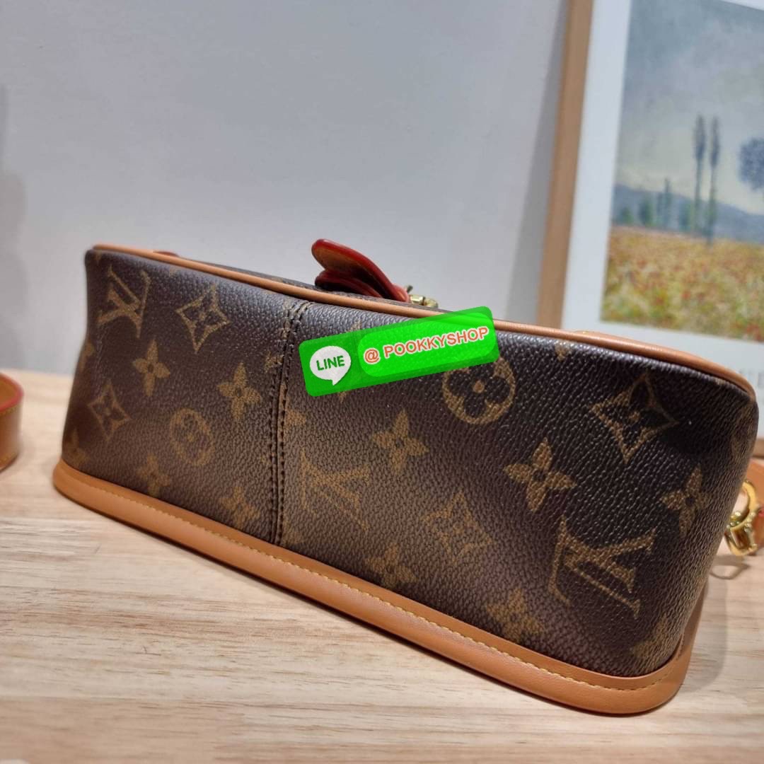 LV DIANE BAG ใหม่กับรุ่นที่ทำมาจำนวนจำกัด ดีไซน์ต้อนรับอากาศเย็นๆช่วงส่งท้ายปี กับกระเป๋าสะพายทรงสวย ดีไซน์คลาสสิคซ่อนความหรู ด้วยการตกแต่งขนฟูนุ่ม วัสดุหนังแคนวาสตัดสลับหนังแท้ เปิด-ปิดกระเป๋าด้วยกระดุมแม่เหล็ก ภายในเป็นช่องโล่ง ใส่ของสำคัญได้ครบ สายสะพา