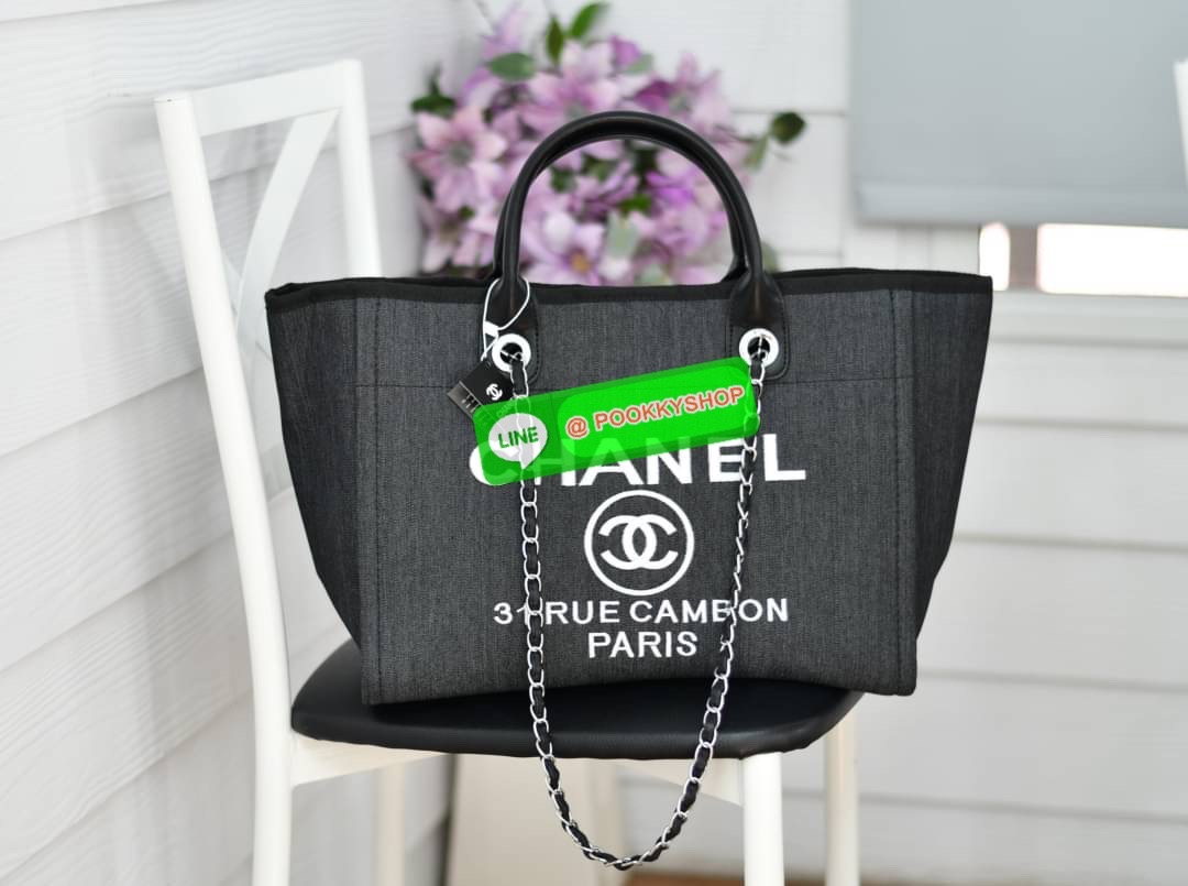 premium gift Chanel Tote canvas จากแบรนด์ Chanel กระเป๋าสะพาย Chanel Tote canvas โลโก้ปักกระเป๋าทรง Tote ผ้า canvas เนื้อหนาอย่างดีมีซับใน ด้านหน้าปักโลโก้ไข่มุกแบรนด์หรู หูจับมี 2 แบบคือ แบบสายหนัง และ โซ่ สามารถสะพายไหล่ได้คะ ใบใหญุจุของคุ้ม แต่น้ำหนักเ