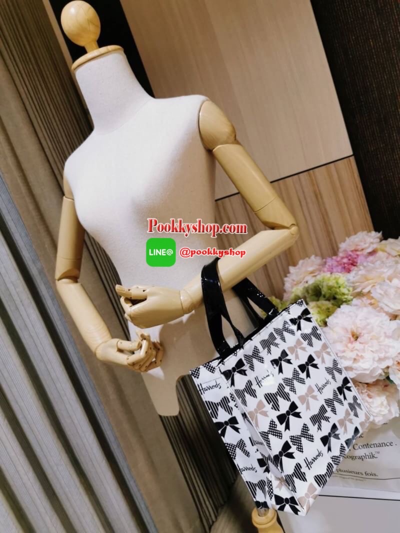 ลายนี้เข้าแล้วนะคะ! พร้อมส่งไอเท็มยอดนิยม! Harrods London Top-handle Shopping Bag กระเป๋า Shopping แบรนด์ดังจากอังกฤษรุ่นยอดนิยมวัสดุ PVC+Polyester 100% ของแท้เนื้อหนาอยู่ทรงกันน้ำ ขนาดกำลังดี น้ำหนักเบา เปิดปิดด้วยซิปสะดวกใช้หัวซิปปั้มโลโก้แบรนด์อะไหล่เง