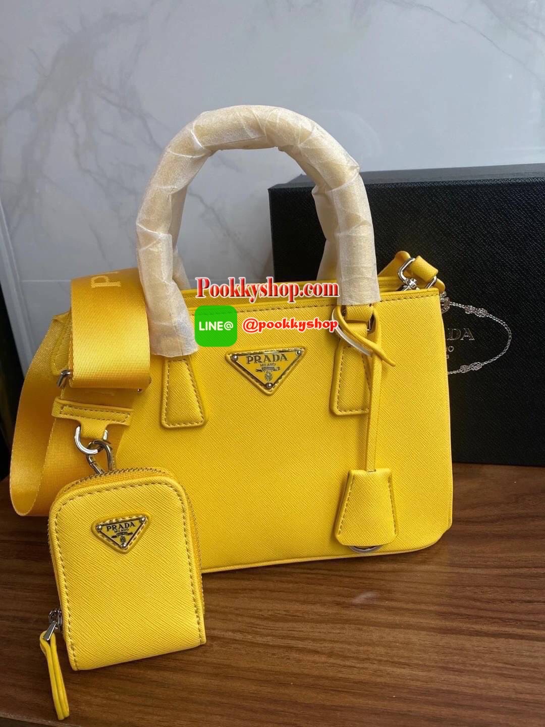 Prada กระเป๋าถือหรือสะพายอเนกประสงค์ วัสดุหนังสวยอยู่ทรงขนาดกำลังดีน้ำหนักเบา ดีไซน์สวยเก๋ที่หูหิ้วกระเป๋า โลโก้แบรนด์อะไหล่หรู หูจับแข็งแรงพับลงได้สะดวกใช้หัวซิปแบรนด์ ภายในมีโลโก้ ช่องซิป ช่องใส่มือถือ สามารถใส่กระเป๋าสตางค์ใบยาว ipad mini ของใช้จุกจิกไ