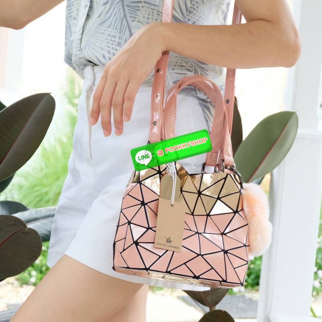 กระเป๋า ทรง Tote ตัวกระเป๋าเย็บติด ด้วยแผ่นอคิลิค สุดหรู ดีไซน์เกร๋ จุดเด่นที่ น้ำหนักเบา สามารถ ถือ หรือ สะพายไหล่ได้คะ ใบใหญุจุของคุ้ม แต่น้ำหนักเบาคะ มีใบเดียวจบ ควรมีติดตู้คะแนะนำเลย