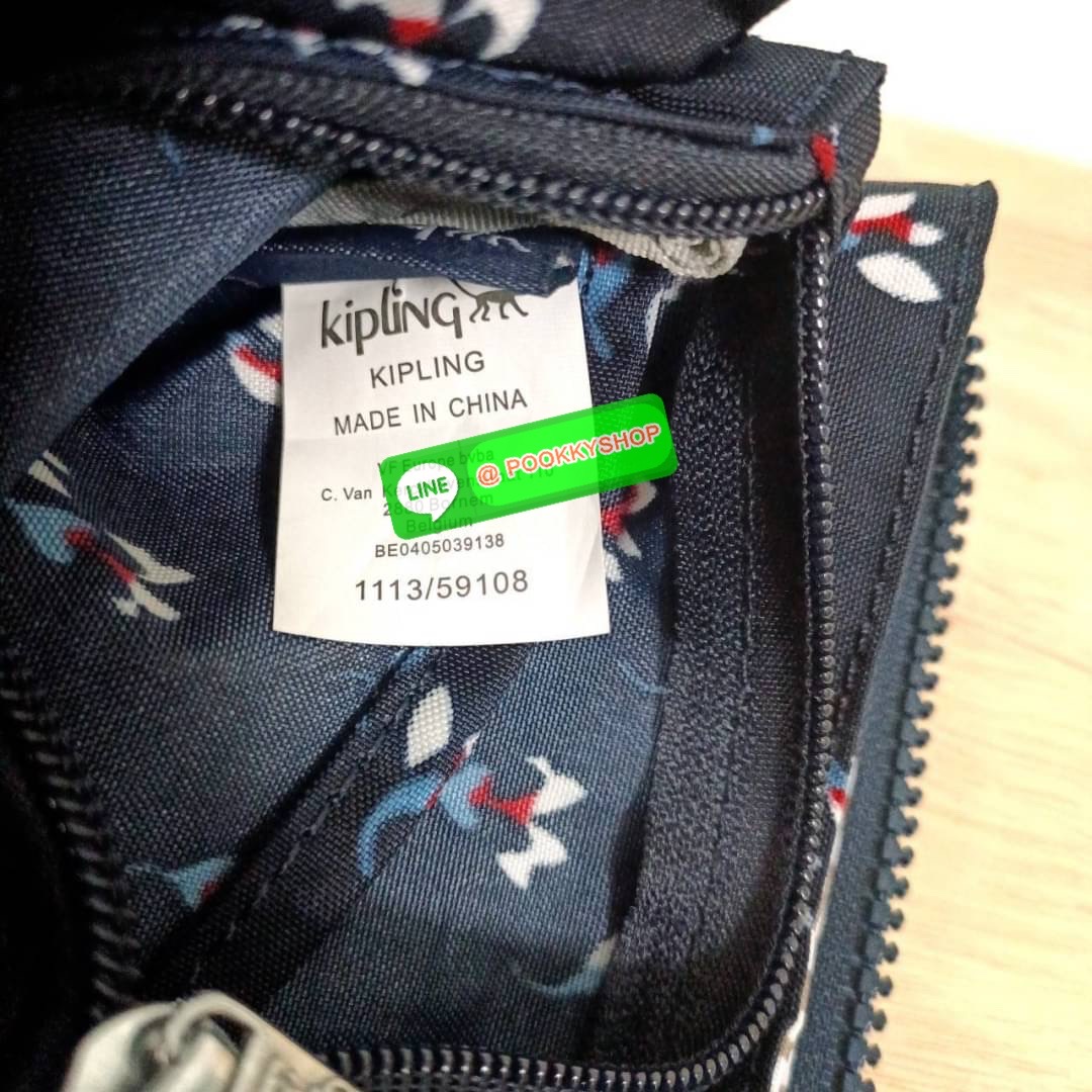 KIPLING Creativity X Crossbody Bag กระเป๋าสะพายวัสดุ Nylon&Polyester 100% ขนาดกำลังน่ารัก เปิดปิดด้วยซิป มา พร้อมพวงกุญเเจลิงน้อย ด้านในมีช่องใส่ของ2ชช่อง เพิ่มตรงกลางมีช่องซิปอีก1ช่อง มีสายคล้องพวงกุญแจ ใส่ของได้จุมาๆเลยค่ะ มีสายสะพายยาวเลื่อนปรับระดับได