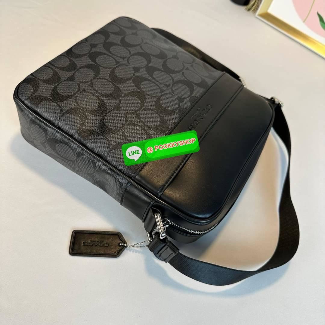 กระเป๋า Coach CHARCOAL/BLACK (COACH F54788) กระเป๋าสะพายซิกเนเจอร์เคลือบ PVC พร้อมขอบหนังปิดด้วยซิป ซับในผ้าด้านนอก: กระเป๋าแบบเปิดด้านหน้าหนึ่งช่องและกระเป๋าแบบเปิดด้านหลังหนึ่งช่อง ด้านในมีซิปและกระเป๋าเอนกประสงค์ สายปรับได้สำหรับสะพายไหล่หรือสะพายข้าง