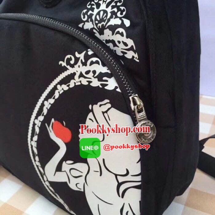 Don’t Miss! Kipling Disney’s Snow White Paola Satin Backpack กระเป๋าสะพายเป้รุ่นหายาก Limited Edition วัสดุ Velvet+Polyester 100% กำมะหยี่สีดำด้านหน้าลายสโนว์ไวท์ลิขสิทธิ์แท้จาก Disney น้ำหนักเบา เปิดปิดด้วยซิปสะดวกใช้หัวซิปแบรนด์สวยดูดี มีช่องซิปด้านหน้า