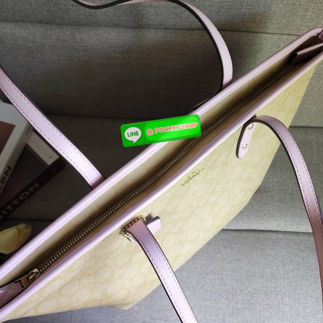 COACH CITY ZIP TOTE IN SIGNATURE COATED CANVAS (COACH F36876) กระเป๋าสะพายทรงช้อปปิ้ง ทรงสวย ทรงยอดนิยมใบใหญ่ยุของได้เยอะ หนังcanvas ลาย C Signature สายหนังแท้ สะพายขึ้นไหล่ได้สวย ใบใหญ่ ใช้งานง่าย มีซิปปิดด้านบน มีผ้าบุด้านใน มีช่องซิป