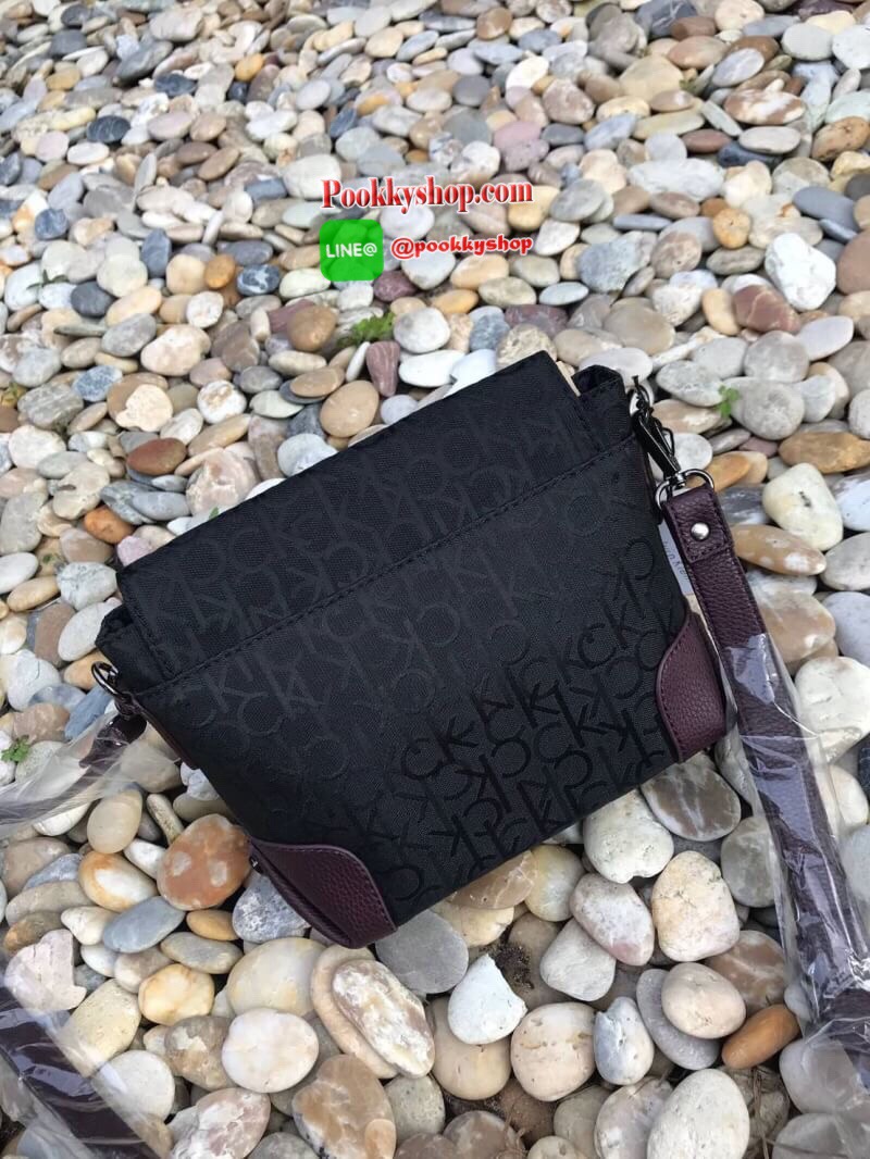Calvin Klein Crossbody Bag กระเป๋าถือทรงโดมหรือจะสะพายข้างเป็นทรงCrossbodyก็ได้ วัสดุ Polyester+Canvas มีsignature ทั้งด้านในและด้านนอก ขอบบุหนังเพื่อการใช้งานที่ดี เปิดปิดด้วยกระดุมแม่เหล็ก ภายในกว้าง ใส่มินิไอแพคกระเป๋าสตางค์ทรงยาวได้ มีช่องซิปและช่องเล