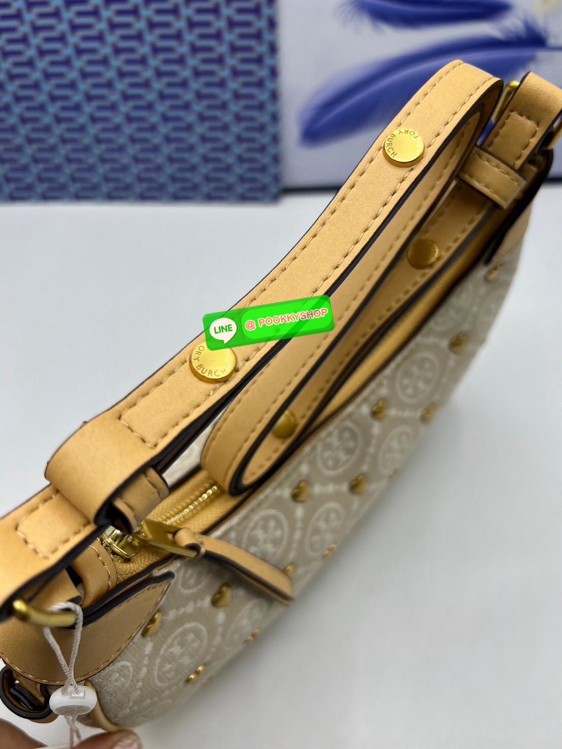 Tory Burch Monogram with Heart Bag คอลเลคชั่นร้อนแรงแห่งปี คอลเลคชั่นทีบ่งบอกสไตล์ที่ทันสมัยทรงครึ่งวงปักลายหัวใจบนกระเป๋าสุดน่ารัก โด่ดเด่น วัสดุผ้าแจคการ์ดตัดหนังแท้ เปิดปิดด้วยซิป