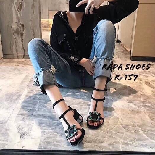 ใครรออยู่ ... ด่วน!!!เลยจ้า สวยถูกมาก... 2019 New Shoes ... รองเท้าโรเจอร์ เพชรเขียว รองเท้า พร้อมส่ง ... รองเท้าแบบใหม่ล่าสุด โรเจอร์เพชรเขียว แบบปังมาก กนะตอบรับใส่สวย สูง 3 นิ้ว งานรัดส้น สายตะข้อเกี่ยว ปรับระดับขนาดได้งานเพชรอลัง สวยสมัยใหม่จ้า