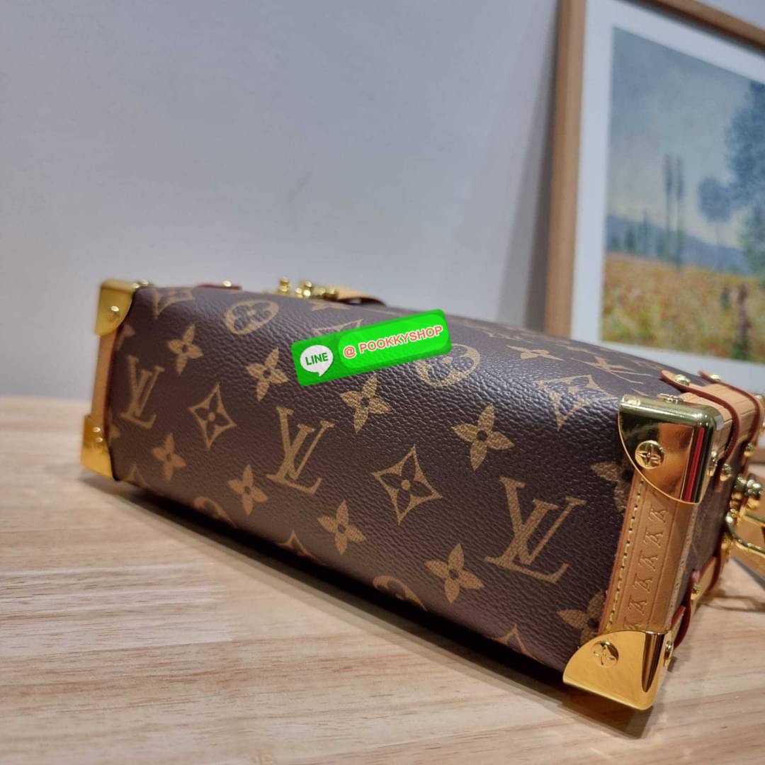 LV SIDE TRUNK สุดยอดกระเป๋าไอคอนนิค ทรงสวย ใหม่ล่าสุดจากเคาน์เตอร์ dutyfree สวยมีเสน่ห์ รูปทรงกล่อง โดดเด่นด้วยหมุดเข้ามุม ซิปเปิด-ปิดล็อคได้ วัสดุหนังแคนวาส ภายในเป็นช่องโล่ง มีสายสะพายมาให้ถึง 2 เส้น คล้องแขน คล้องไหล่เก๋ๆ หรือสะพายข้างชิคๆ พร้อมตอบรับไ