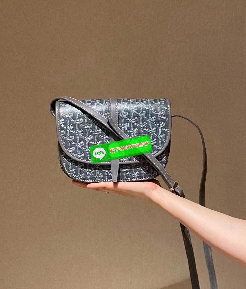 NEW NEW NEW จะเลิกฮิตกันกี่โมงค่าสำหรับรุ่นนี้ GOYARD BELVEDERE PM พร้อมส่ง! ได้ราคาดีมา จำนวนจำกัดค่ะ! 💌กระเป๋าสะพายข้างหรือครอสบอดี้ร์ หนังแท้สวย หนังมีความนิ่มในตัว น้ำหนักเบา ตอบโจทย์ได้ดีในทุกๆวันค่ะ 💌เปิด-ปิดกระเป๋า แบบตัวสอดด้านหน้า