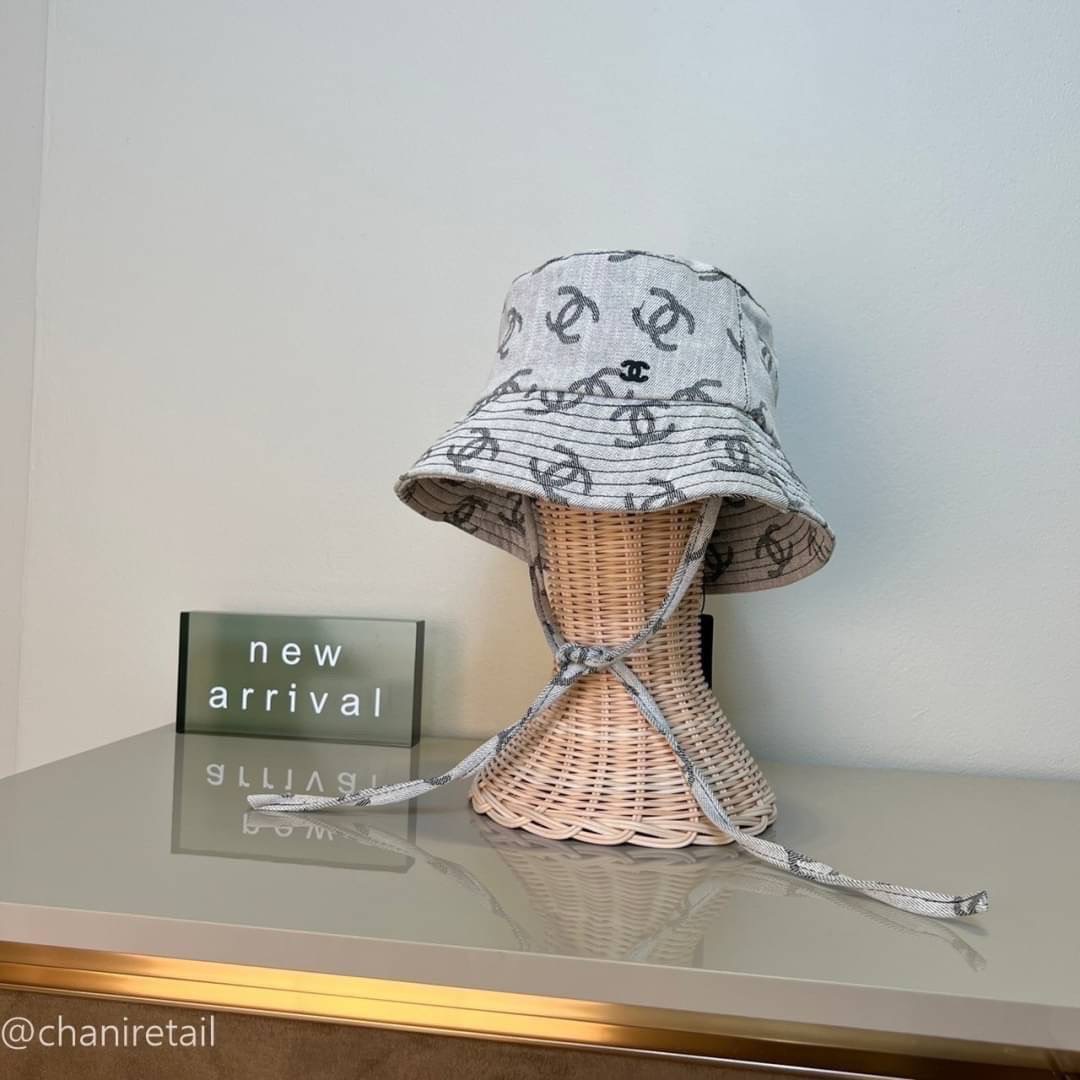 New Chanel Bucket hat Details: หมวก Chanel ชนช็อป ทรงBucket สกีนลายChanel รุ่นนี้น่ารักมากๆ เหมาะกับการใส่เที่ยวรับลมร้อนสุดๆหรือจะใส่เปนพร้อบกับชุดเสื้อผ้าก็ดูดี ตัวเชือกที่หมวกสสามารถผูกเป็นโบว์เพิ่มลุคเก๋ได้