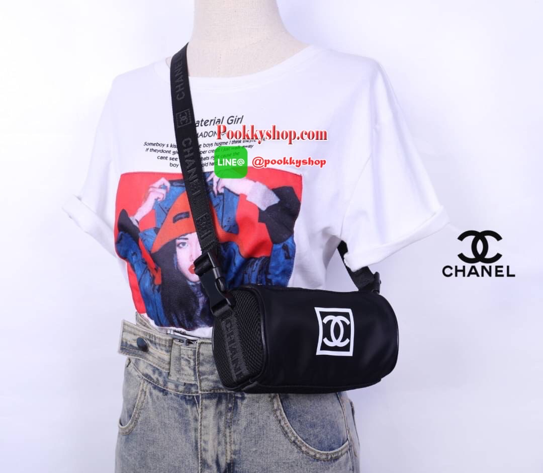 Chanel Black Sport Line Mini Duffle Bag กระเป๋าใช้ได้ 2 ด้าน วัสดุเป็นผ้าไนล่อน เปิด-ปิด แบบซิป ด้านนึงสกรีนโลโก้แบรนด์ อีกด้านสกรีนคำว่า Chanel มีป้าย not for sale เป็น makeup bag สายสะพายยาวสามารถปรับได้ ปรับเป็นสะพายไหล่ได้ ใส่ของได้เยอะ ใส่กระเป๋าสตาง