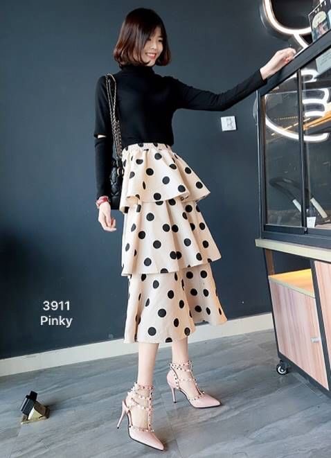 พร้อมส่ง มาใหม่จ้าา วาเลนหมุดหลากสี 3911 รองเท้าสไตล์เกาหลีงานนำเข้าวาเลนหมุดหลากสี งานแบรนด์หรู รุ่นนี้หายากจ้า มีร้านนี้น้าาาา รอบนี้มาน้อย งานหนังแก้ววาวๆ สวยวิ้ง แต่งอะไหล่หมุดหลากสีให้ดูเก๋ ไม่ซ้ำใครสายรัดส้นแบบเกี่ยวปรับระดับได้ จะใส่ทำงาน ใส่ออกงาน