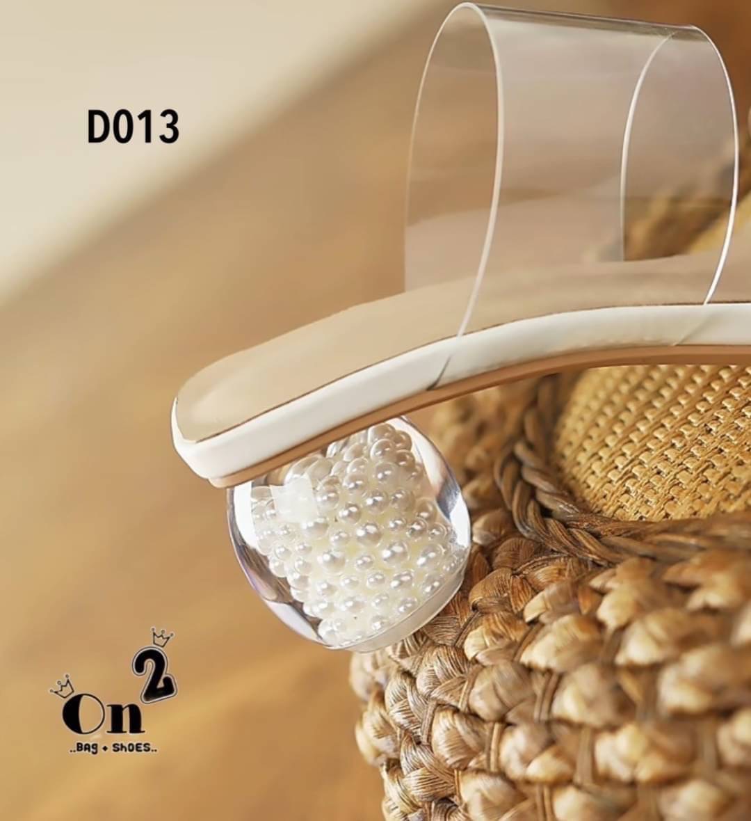 รองเท้าส้นสูงส้นแก้วกลมด้านในประดับมุก ด้านหน้าสวมpvc ใสคาดคู่ งานนิ่มใส่สบายไม่บาดเท้าค่ะ ทรงสวยดูดีใส่เข้ากับชุดได้ง่ายมี2สีให้เลือกค่ะ