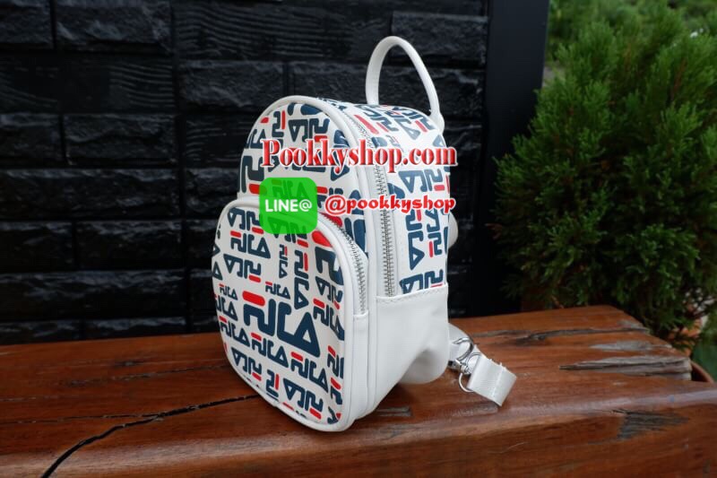 ส่งฟรีemsค่ะ FILA MiNI BACKPACK 2018 แบรนด์ที่กำลังมาแรงที่สุดในเกาหลีและไทยด้วยวัสดุหนังนิ่มคุณภาพดีตามแบบฉบับของแบรนด์ ขนาดกำลังดี น้ำหนักเบา ด้านหน้ามีโล้โก้และช่องซิป เปิดปิดด้วยซิปสะดวกใช้ ภายในมีช่องใส่ของ หูจับถนัดมือ สายสะพายปรับได้ freesize สามาร