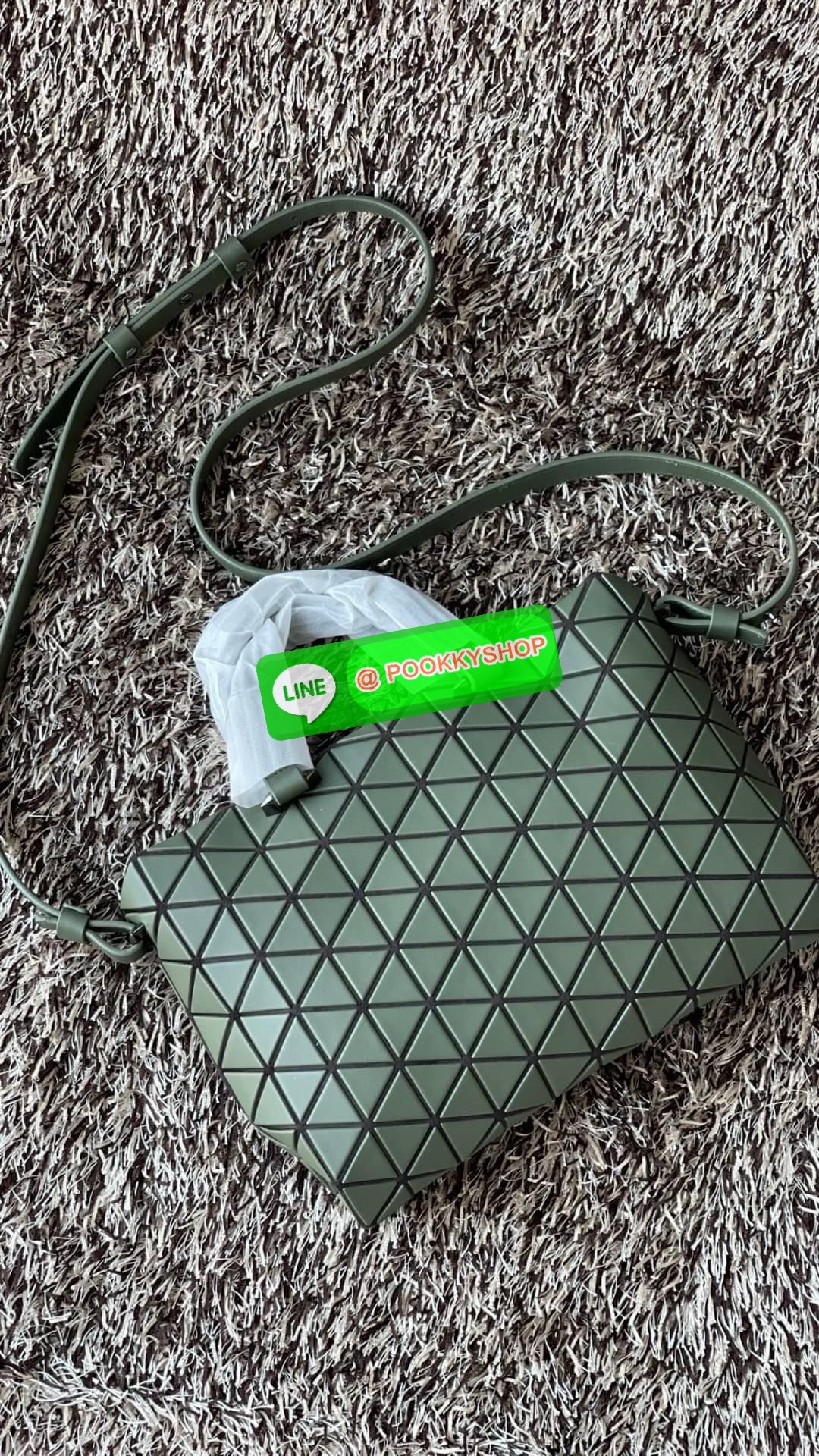 *Small BAO BAO ISSEY MIYAKE TONNEAU เป็น ซีรีย์ที่มีเอกลักษณ์เฉพาะตัว ด้วยแผ่นสามเหลี่ยมที่มีสัญลักษณ์เท่ากันทุกด้าน และยังผสมผสานงานดีไซน์ อันสง่างามเท่ากับฟังก์ชั่น การใช้งานสุดพิเศษ โดยมีจุดเด่นที่ซิปด้านบน สำหรับเปิดปิดและมีสายสะพายไหล่ ที่สามารถถอดออ