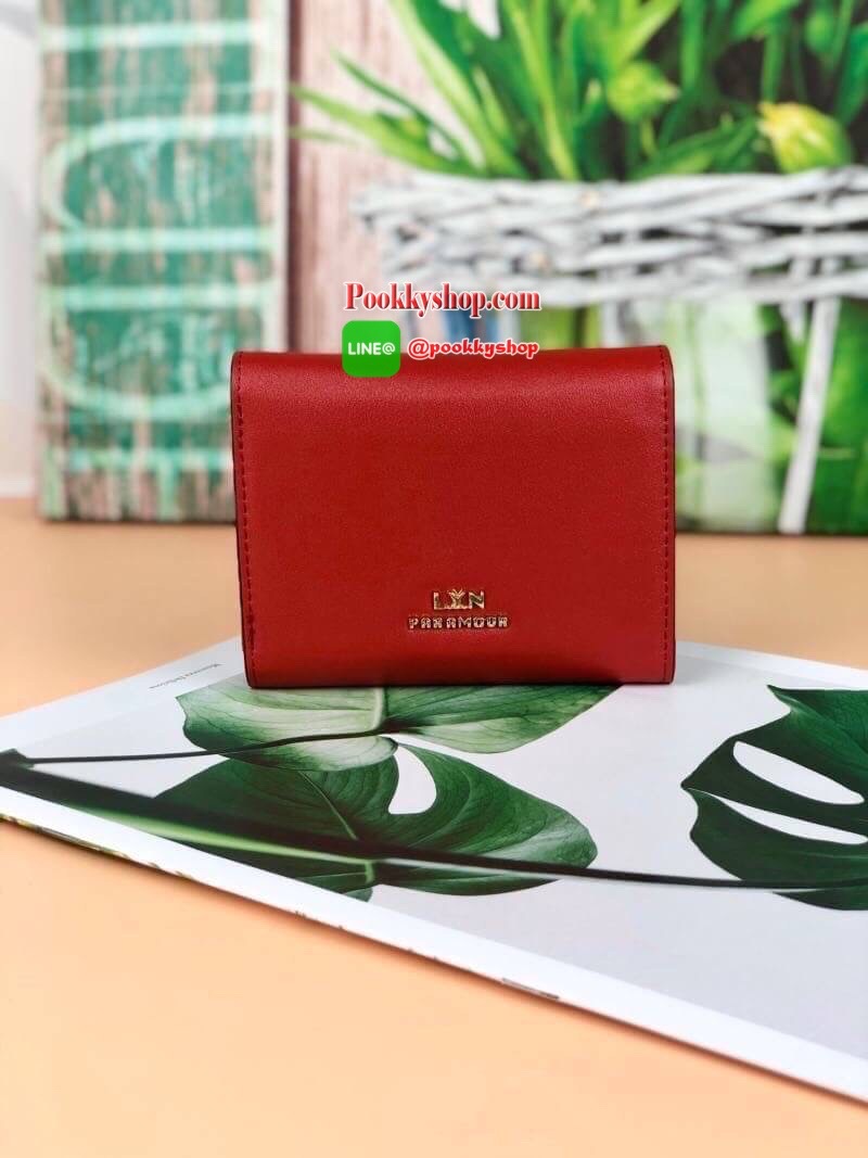 Lyn Paramour Short Wallet กระเป๋าเงินใบสั้นแบบ 3 พับ จับกระชับมือ วัสดุหนังเรียบ ด้านหน้ามีจุดเด่นตรงที่เปิดปิดมีโลหะวงกลม เปิดปิดแบบกระดุม มีช่องซิปใส่เหรียญ ช่องการ์ด 6 ช่อง และยังมีช่องใส่ธนบัตรได้ตามยาว แบบค์100/1000 ใส่ได้ทุกแบงค์ค่า เหมาะกับการใช้กั