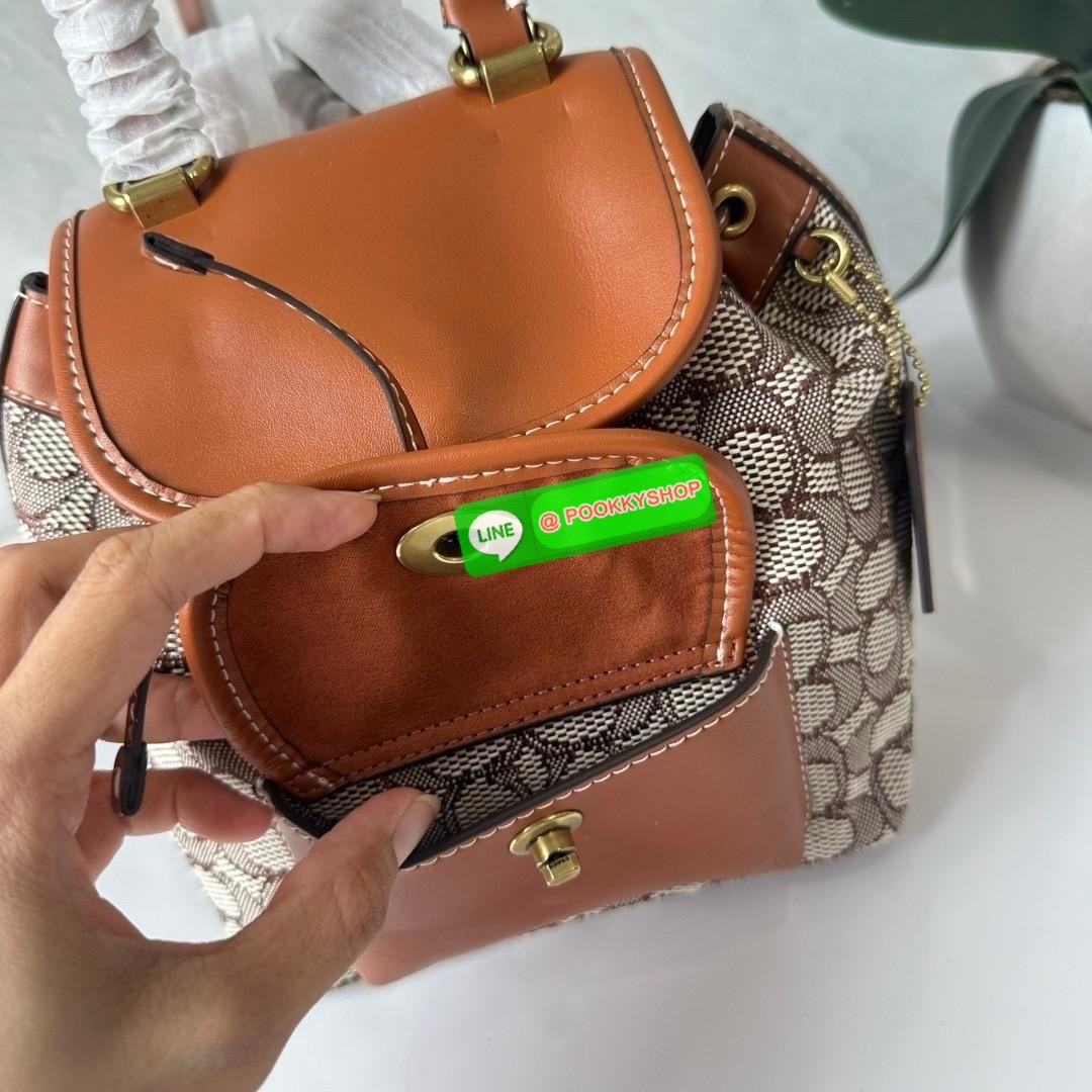 COACH RIYA BACKPACK 21 IN SIGNATURE TEXTILE JACQUARD (CH591) 🔖กระเป๋าเป้ดีไซน์ใหม่ไซส์มินิน่ารัก 🔖วัสดุ ผ้า jacquard ทอลาย ตัดสลับหนังแท้ 🔖 เปิด-ปิดแบบกระดุม ปากกระเป๋าสามารถกดล็อคเปิดปิดและมีเชือกรูดอีกชั้น ภายในโล่งกว้างใส่ของได้