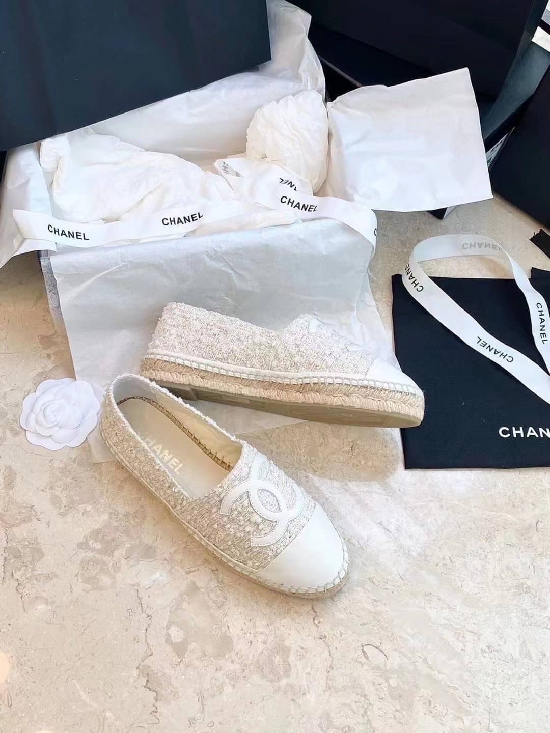 ** รองเท้าหุ้มส้น CHANEL flat งานพร้อมส่งไม่ต้องรอพรีคะ Brand : CHANEL งานสวยหรู เกรด Hi-end ค่ะรองเท้าหุ้มส้น ลุคคุณหนู hisoใส่สบายสุดๆ งานสวยหรู สวยหรูตามต้นฉบับแบรนด์ *** สินค้าตามรูปวางนะคะ