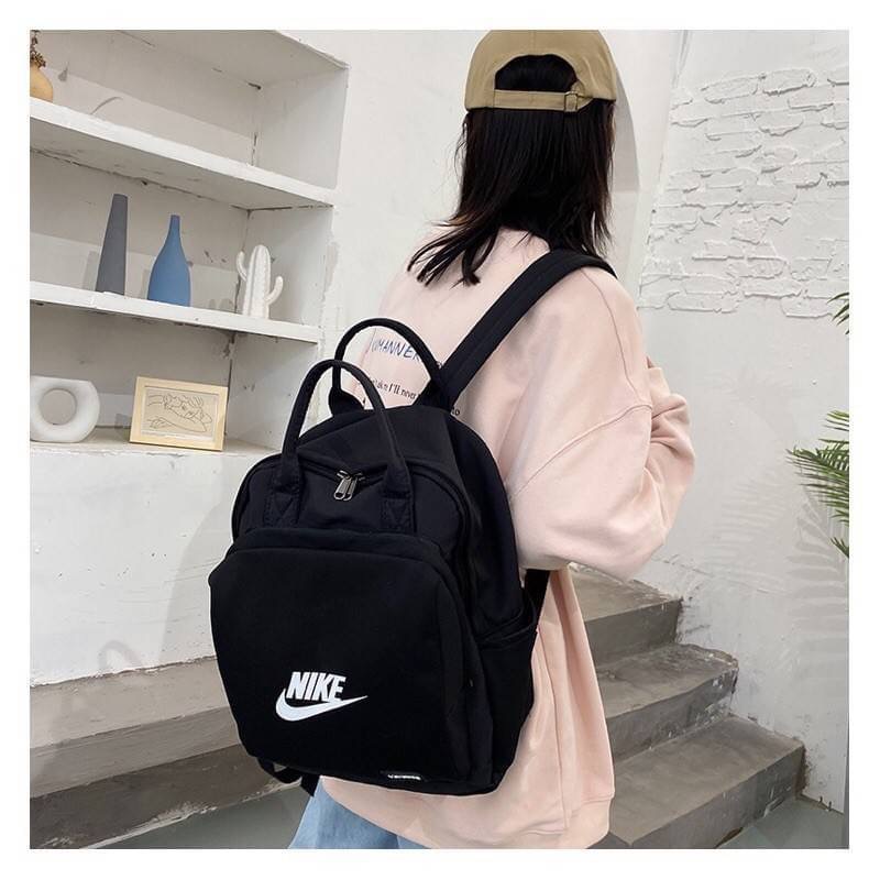 กระเป๋าสะพายหลัง Nike รุ่นนี้ขอบอกว่าชนช๊อปใช้ได้ทั้งผู้ชาย ผู้หญิง เด็ก ผู้ใหญ่ ใส่ได้จ้ะ จุของได้เยอะ น่าใช้มากๆแม่ กระเป๋ามีหลายช่อง จะถือก็ได้สะพายก็เท่ห์ มีมาให้เลือกช๊อปถึง 3 สี