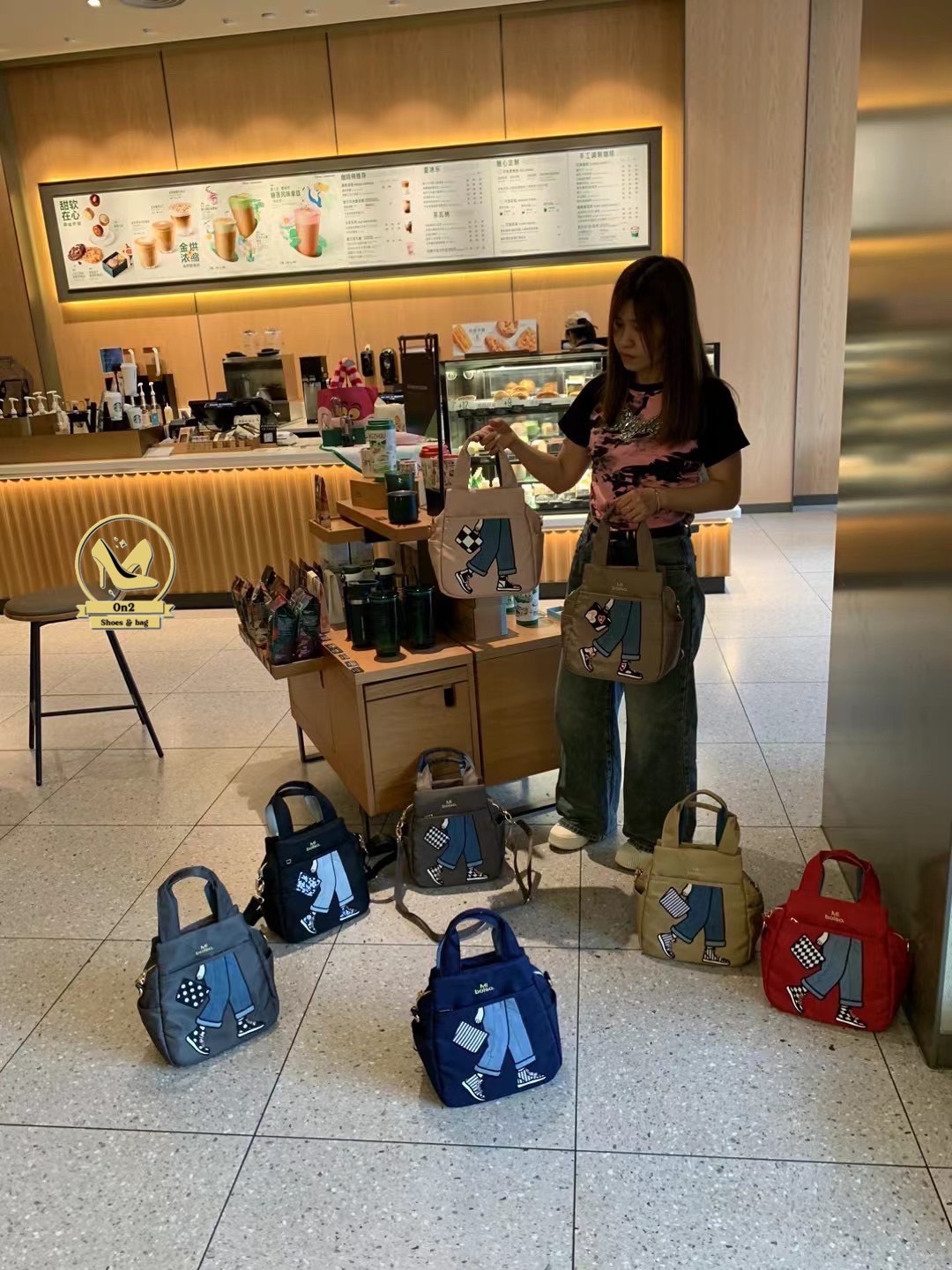 กระเป๋าเป้ได้ สะพายข้างได แบรนด์ miss zapatos วัสดุตัวกระเป๋าทำจากผ้ากันน้ำอย่างดี water proof อะไหล่สีเงิน ด้านบนเป็นปากซิป ด้านหน้า และด้านหลังมีช่องซิป ด้านข้างมีช่องใส่ของ งานจริงน่าใช้มาก สายกระเป๋าสะพายทำเป็นเป้ได้ หรือทำเป็น crossbody bag ก็ได้นะคะ