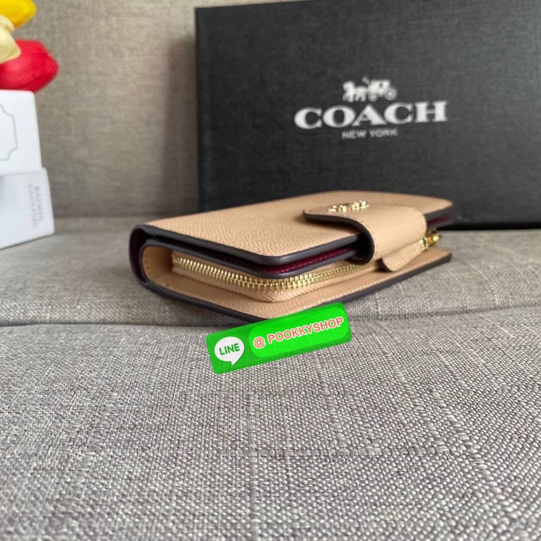 COACH 6390 MEDIUM CORNER ZIP WALLET กระเป๋าสตางค์ใบกลาง สีพื้นเรียบหรู วัสดุcrossgrain ภายในมีช่องใส่บัตรและธนบัตรได้ทุกชนิด มีช่องซิปใส่เหรียญ ขนาดกะทัดรัดพกพาง่าย คนชอบจัดระเบียบกระเป๋าสตางค์แนะนำเลยจ้า