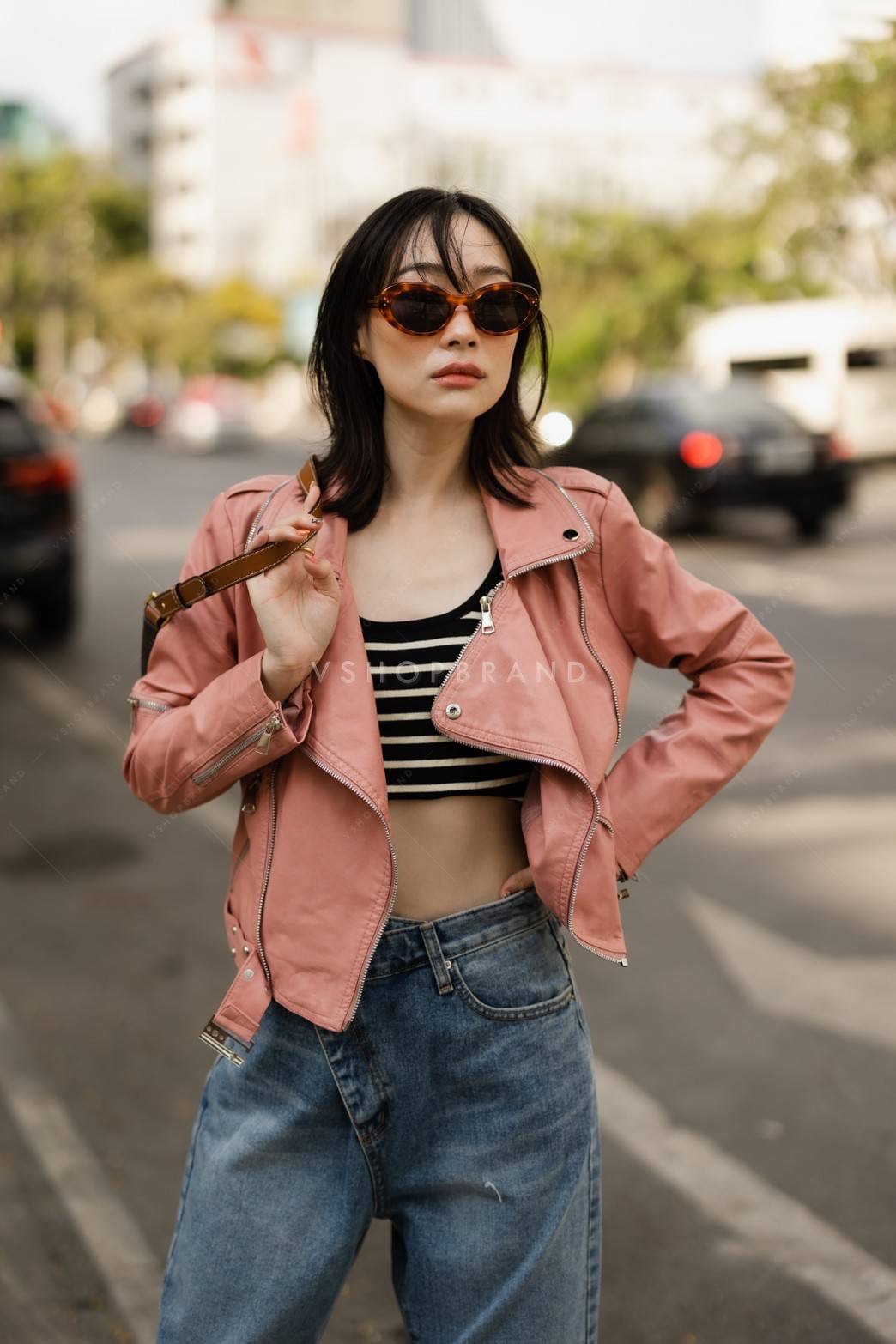 แจ็คเก็ตหนัง pvc เนื้อดีนิ่มๆใส่สบาย แต่งดีเทลสุดชิคด้วย ซิปแขนข้าง พร้อมเชือกคาดเอวล่าง ให้ลุคสาว swag มากๆเลยค่ะ