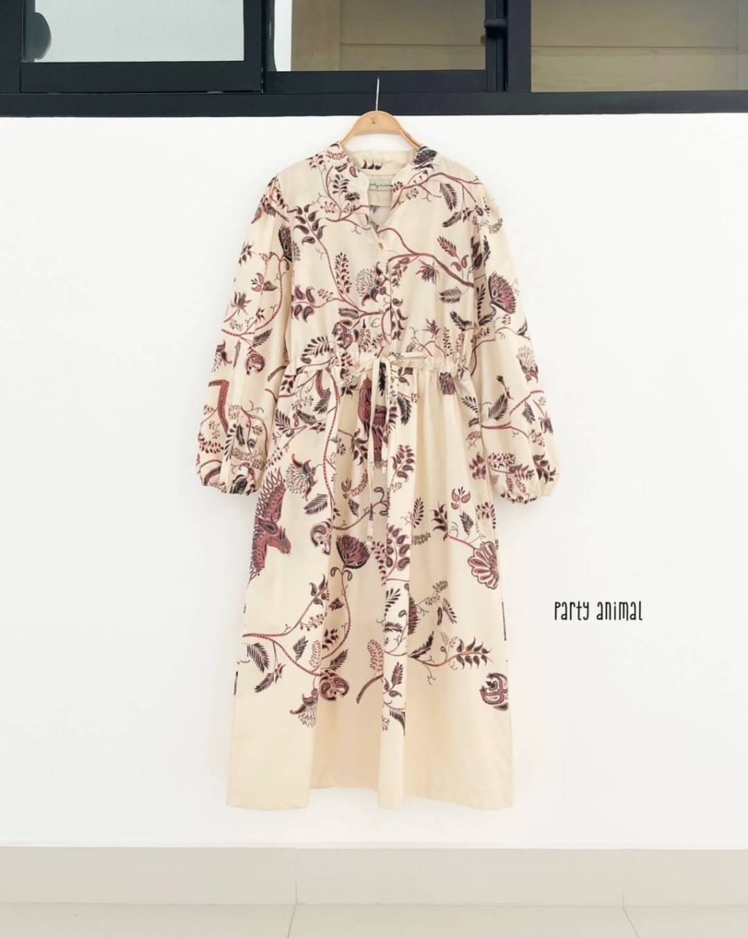 สวยจึ้งมากแม่!!! Maxi dress ทรงแขนยาวพองๆ คอจีนมีกระดุมหน้าอก ทรงปล่อย มีเชือกผูกในตัวรูดเอวได้ค่ะ มีกระเป๋าล้วงข้าง เนื้อผ้าคอตตอนใส่สบายมีซับในกระโปรงค่ะ