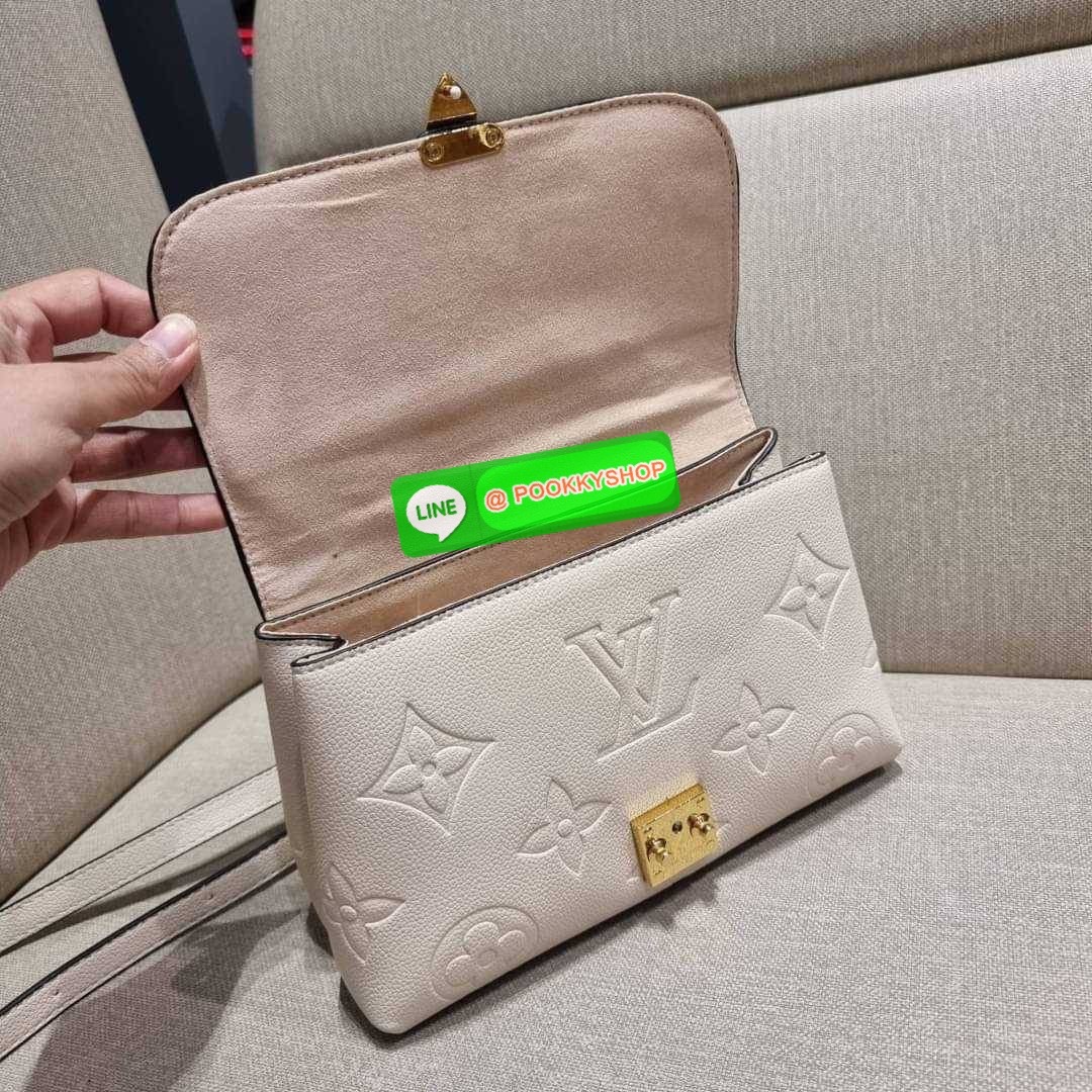 LV MADELEINE BAG ใหม่ล่าสุด อีกหนึ่งรุ่นคลาสสิคหายาก จากเคาน์เตอร์ dutyfree ที่สาวๆรอคอย กระเป๋าถือ/สะพายข้าง ดีไซน์เรียบง่าย แต่เต็มไปด้วยดีเทลความหรู วัสดุหนังวัวปั๊มลายเอกลักษณ์ เปิด‐ปิดด้วยอะไหล่กดล็อคสีทองหรู และมีพวงหนังห้อยพิเศษแถมมาให้ด้วย ภายในแบ