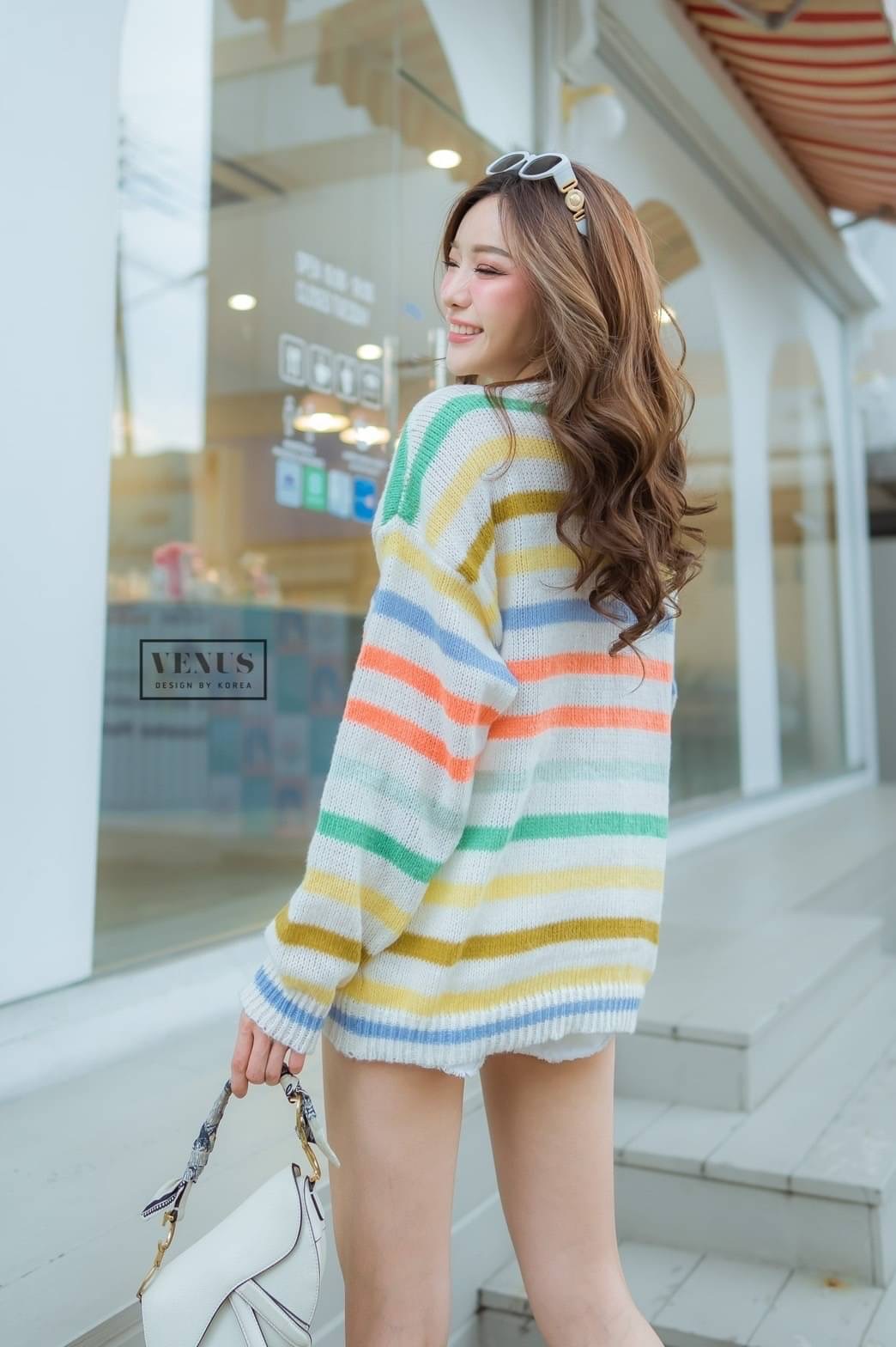 I'm Lady By Venus เสื้อแขนยาวผ้าทอนุ่ม งานถักน่ารักมากๆนะคะ คัลเลอร์ฟลูเก๋มากๆนะคะ เดินเส้นตัวอักษรตามแบบฉบับแบรนด์ดัง แม๊ทกับกางเกงขาสั้นก็น่ารักคะ