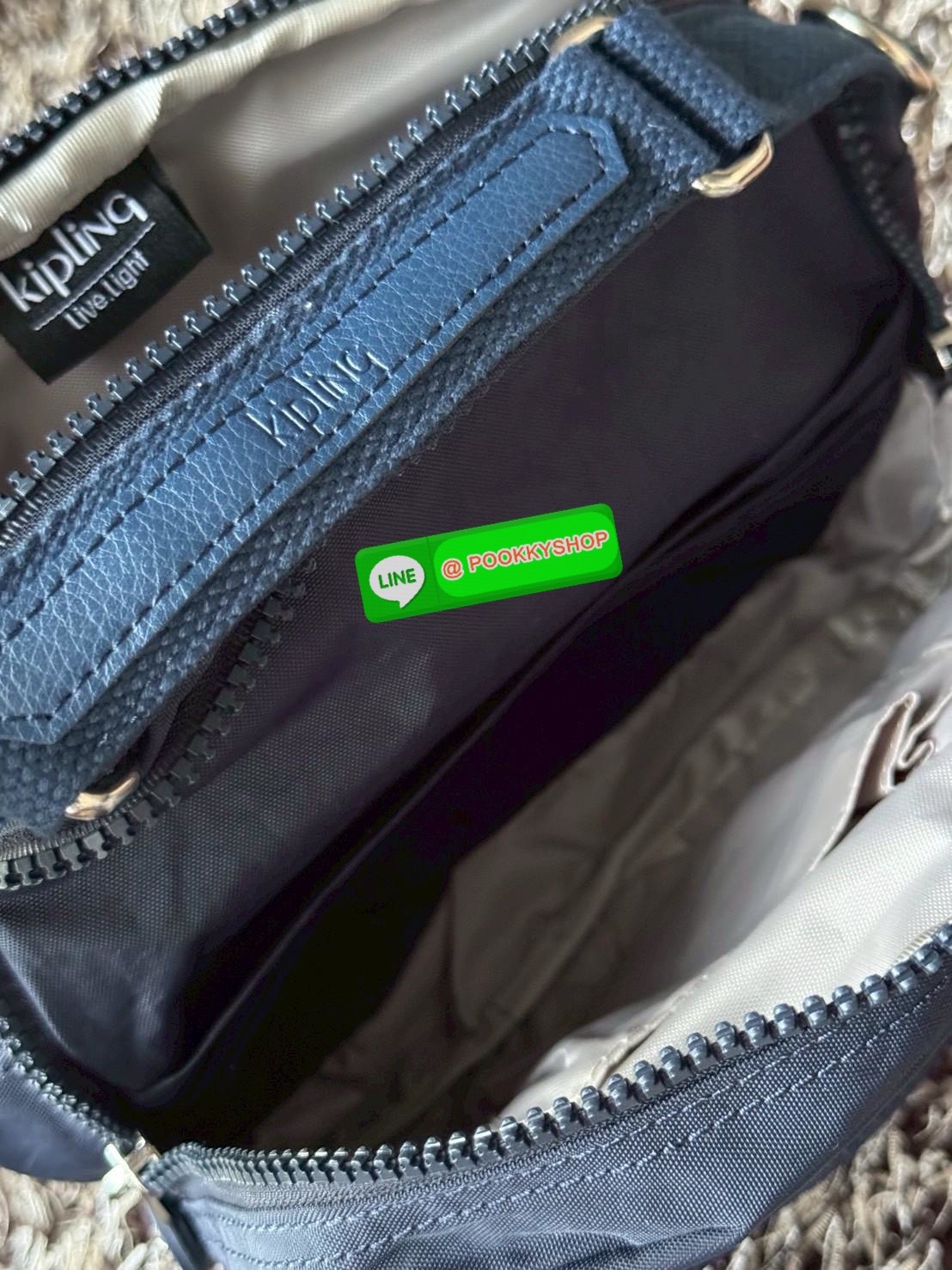 Kipling Candy 3 Ways กระเป๋าสไตล์มินิมอลล์ น้ำหนักเบาทำหลายสไตล์ ทั้งในแบบถือ สะพายพาดลำตัว หรือจะเป็นเป้ขนาดเล็กก็ได้ มีช่องซิปจัดระเบียบสิ่งของหลายช่อง ใส่สิ่งของจำเป็นได้ครบครัน