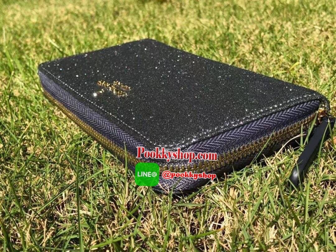 KATE SPADE JOELEY LONG WALLET กระเป๋าสตางค์ใบยาวรุ่นใหม่ล่าสุดหนัง Saffiano สไตล์ PRADA สวยน่าใช้ตัวเนื้อกระเป๋าตกแต่งด้วยกลิทเตอร์ทั้งใบ สวยหรู ภายในมีช่องซิป1ช่อง และช่องใส่บัตรหลายช่อง ใส่เหรียญ บัตรได้เยอะ ตัวจริงสวยน่าใช้มากค่ะ