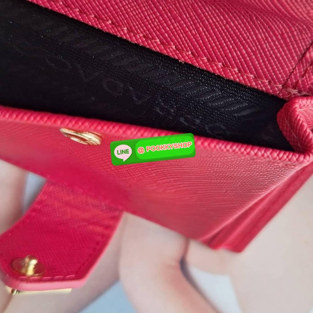 พร้อมส่งรุ่นใหม่♡♡ กับ กระเป๋าสตางค์แบบพับใบสั้น ทรงแบนน่ารัก น้ำหนักเบา จากแบรนด์ Prada ด้านหน้ามีโลโก้แบรนด์ อะไหล่สีทองหรู เปิดปิดด้วยกระดุม ด้านในมีช่องใส่บัตร3ใบ ช่องกระดุมเก็บเหรียญ+ธนบัตรแบบพับ จะมอบเป็นของขวัญหรือใช้เอง ก็ดีงามสุดๆเล
