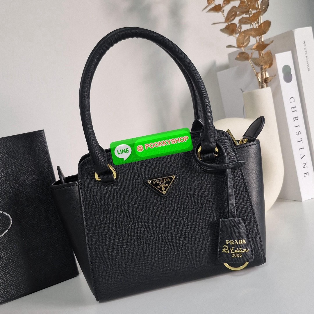 NEW ARRIVIAL มาใหม่กับกระเป๋าถือทรงยอดฮิต จากแบรนด์ PRADA อะไหล่ทองใบ ตัวกระเป๋าอยู่ทรงสวย ลาย SAFFIANO เปิดปิดด้วยซิป ด้านในมีช่องแยกและช่องใหญ่ แบ่งเก็บของได้เป็นสัดส่วน ขนาดกำลังดี ใส่ของได้หลากหลาย ใส่กระเป๋าสตางค์ใบกลางได้ มาพร้อมสายยาวสะพาย CROSSBOD