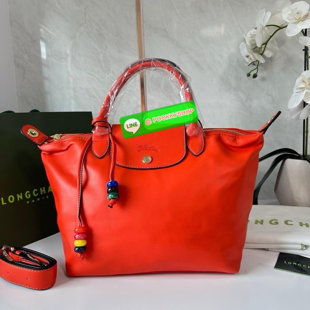 LONGCHAMP Le Pliage Xtra L Leather Handbag 🔖กระเป๋าสะพายคอสบอดี้ รุ่นใหม่โด่ดเด่นลูกเล่นของลูกปัดห้อยสีสันสดใส ทำให้กระเป๋าดูมีลูกเล่นมากขึ้น 🔖วัสดุ : หนังวัวทั้งใบนิ่มน่าสัมผัส 🔖เปิด-ปิดแบบกระดุมแป็ก มีซิปปิดปากกระเป๋าอีกชั้น ป้อง