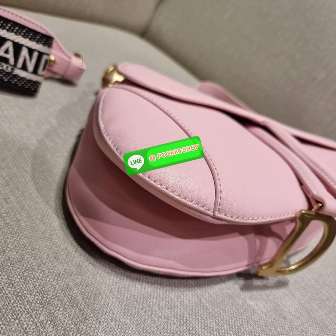 CD SADDLE BAG CALFSKIN กระเป๋าสะพายข้างพรีเมี่ยมกิ๊ฟ ทรงสวยไม่ซ้ำใคร กิมมิคในตัว ดูแพง ไซส์ใหญ่ ดีไซน์ย้อนยุค เป็นเอกลักษณ์สวยทุกแบบ เปิด-ปิดด้วยกระดุมแม่เหล็กซ่อน ใช้งานง่ายมากๆ ภายในเป็นช่องโล่ง มีช่องซิป วัสดุหนังลูกวัวฟอกสี ใส่ของสำคัญได้เลย หมดห่วง ม