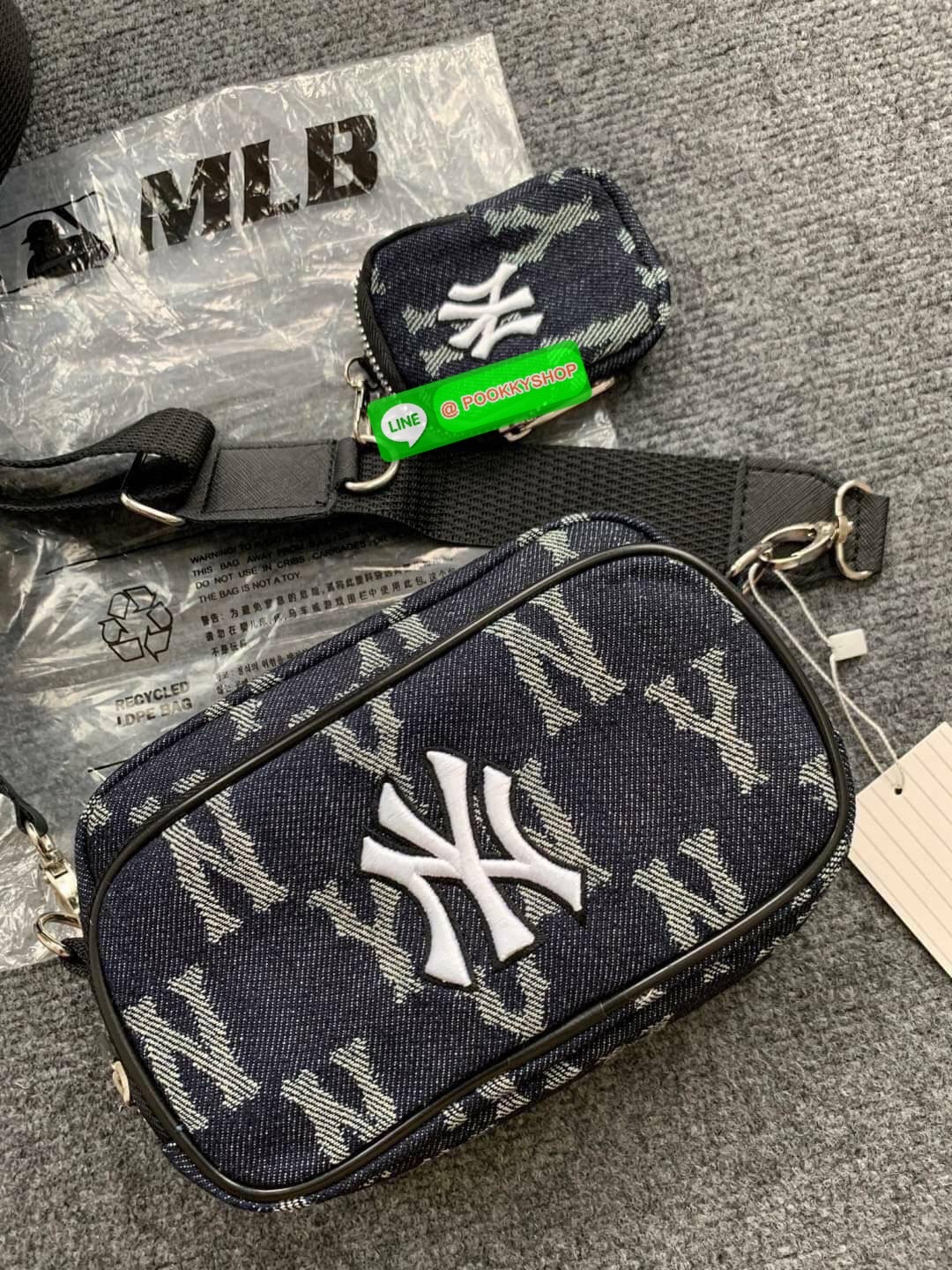 MLB NY แท้💯รุ่นนี้เป็นสองซิบ มาพร้อมใบลูกน่ารักมากๆค่ะ กระเป๋าวะพายข้าง ทรงสวยดีเทลเก๋ ปักโลโก้NYบนกระเป๋างานสวยมากๆค่ะ สีสวยเท่สุดๆใส่กับอะไรก็แมทสุดๆสีดำ สายปรับได้ตามระดับค่ะรุ่นนี้ไม่มีไม่ได้แล้วน๊า ป้ายแท็กในตัว งานน่ารักมากๆค่ะ ราคาโปรโมชั่น